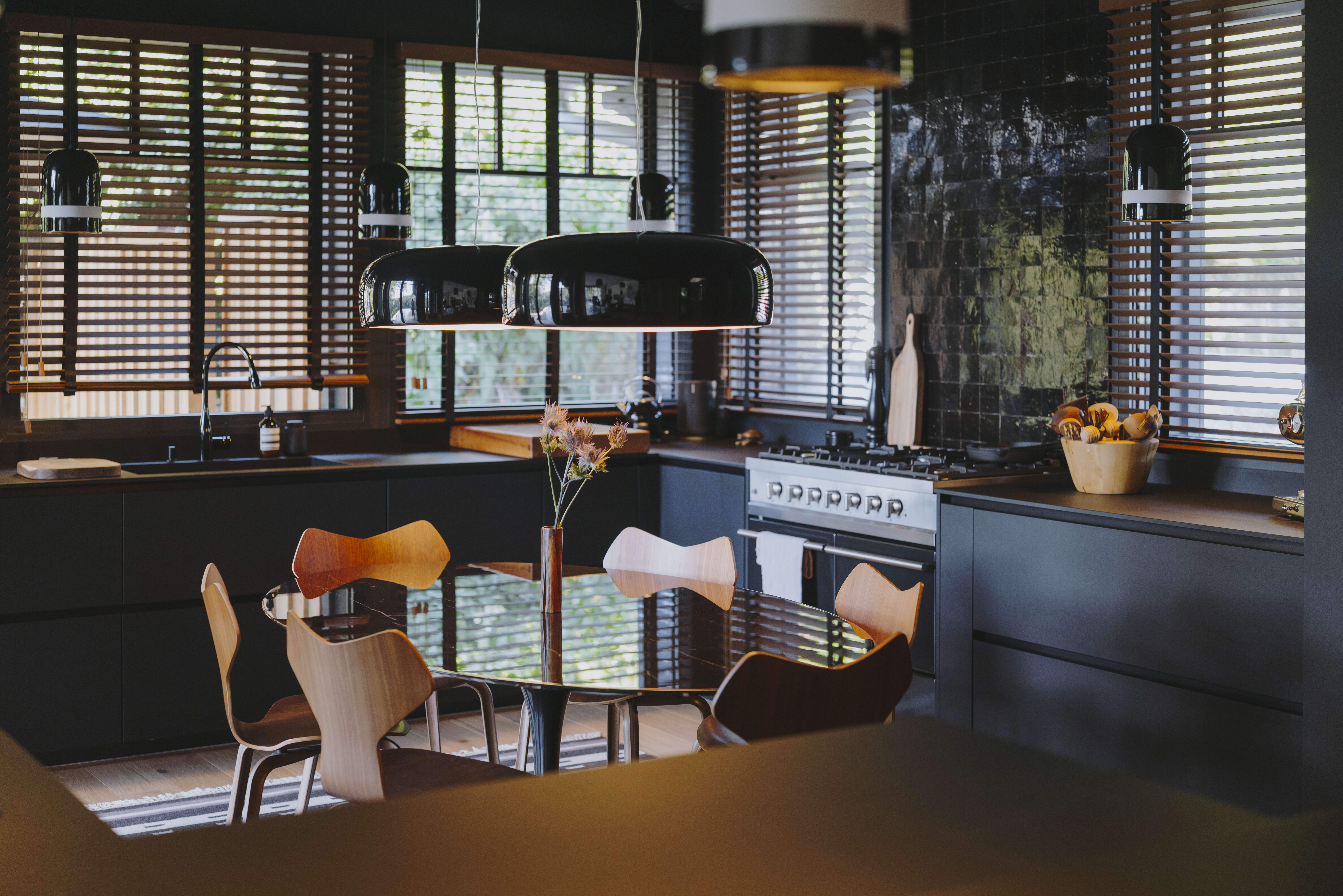 cuisine-noir-mat-ouverte-perene