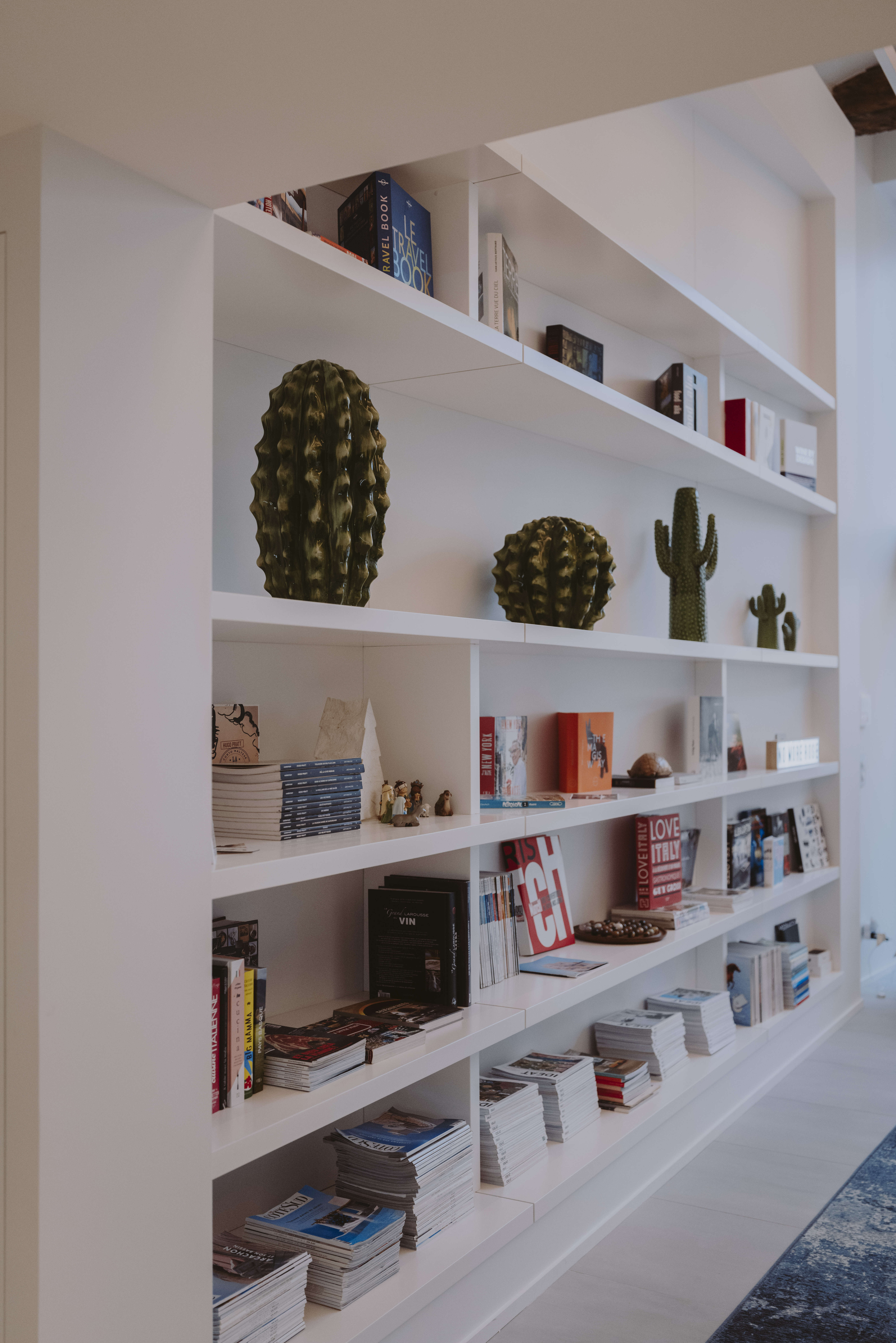 bibliotheque-salon-loft-minimaliste-perene