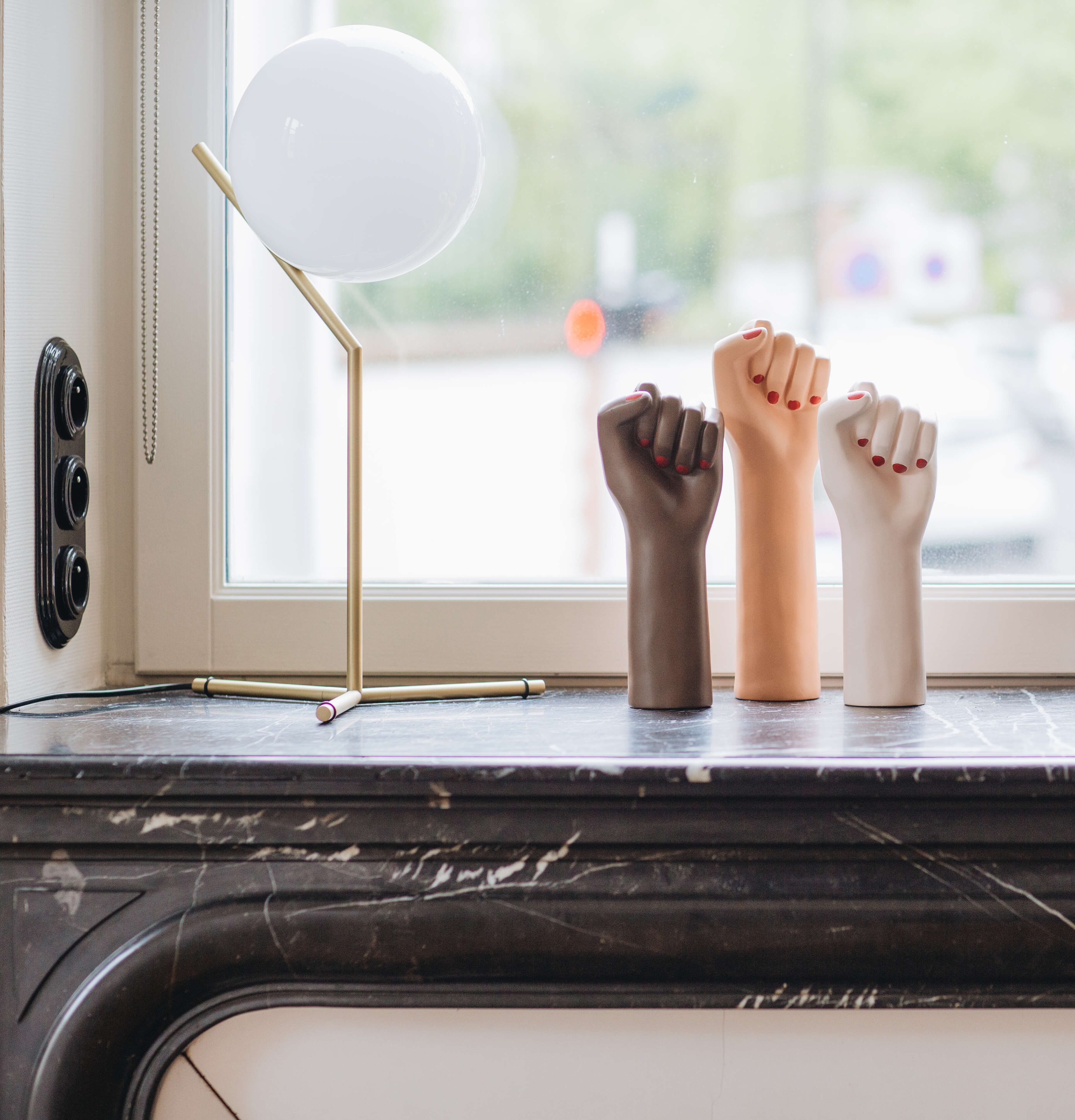 cheminee-noir-marbre-laiton-perene