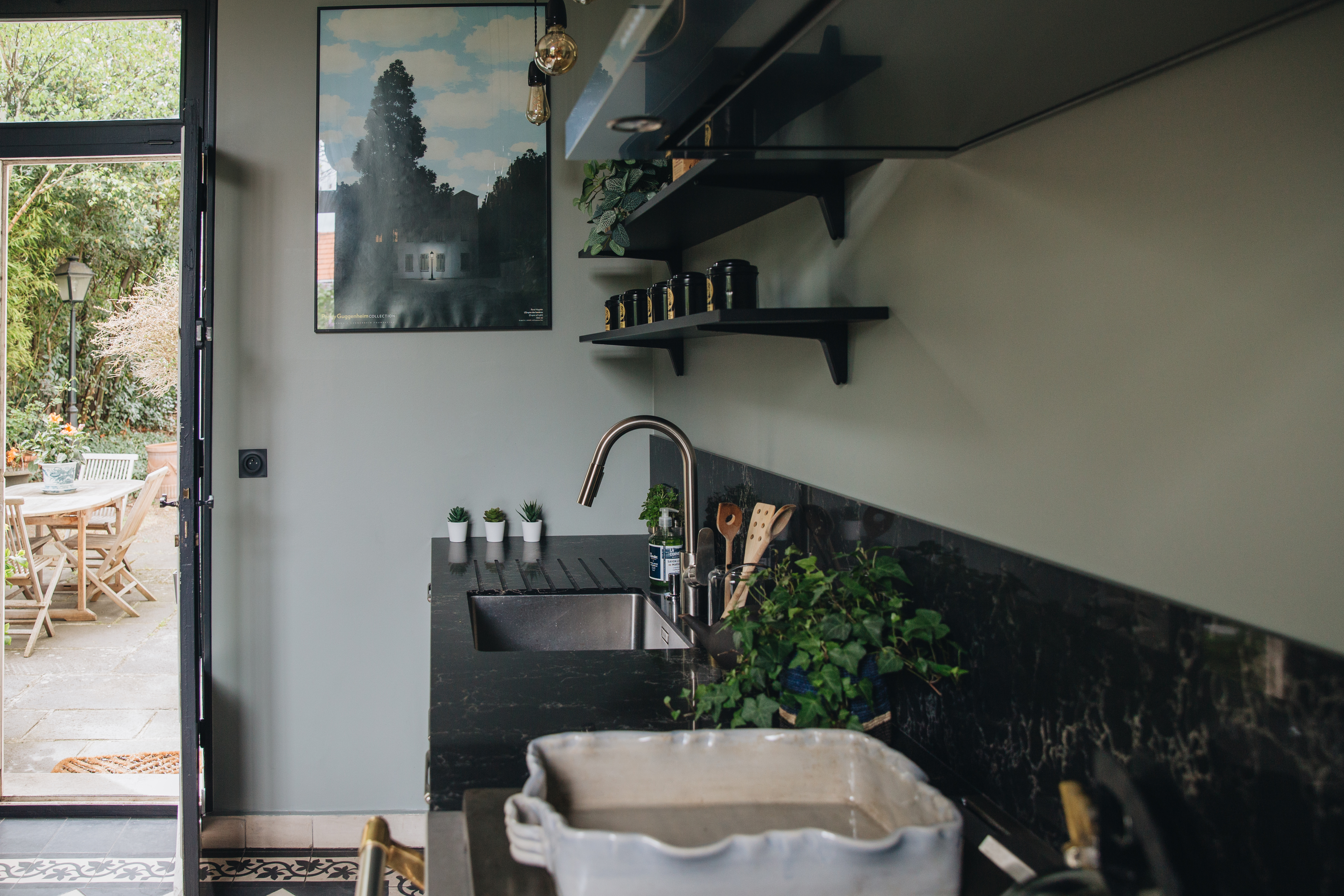 evier-fenetre-cuisine-noir-mat