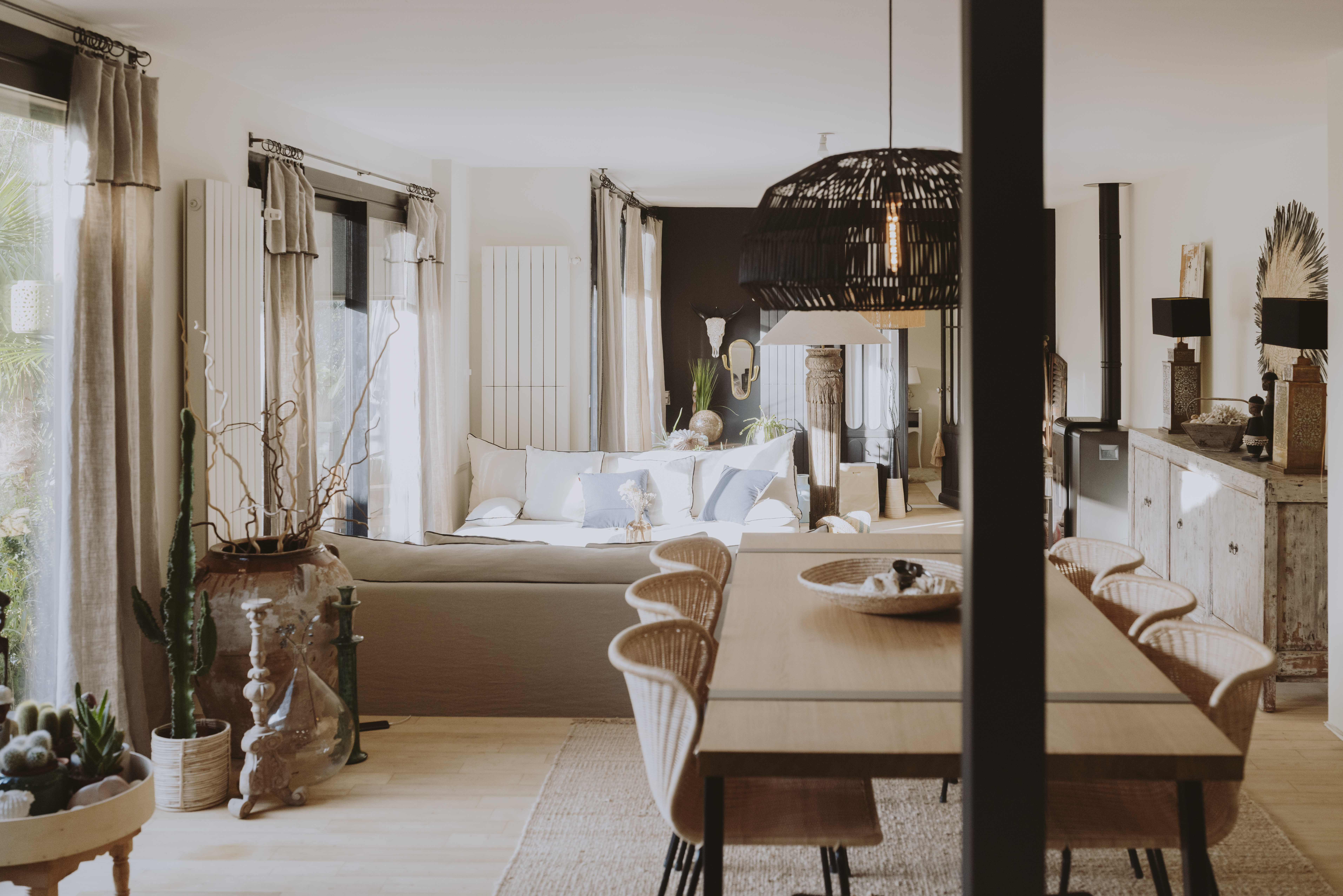 salon-cuisine-noir-mat-poétique