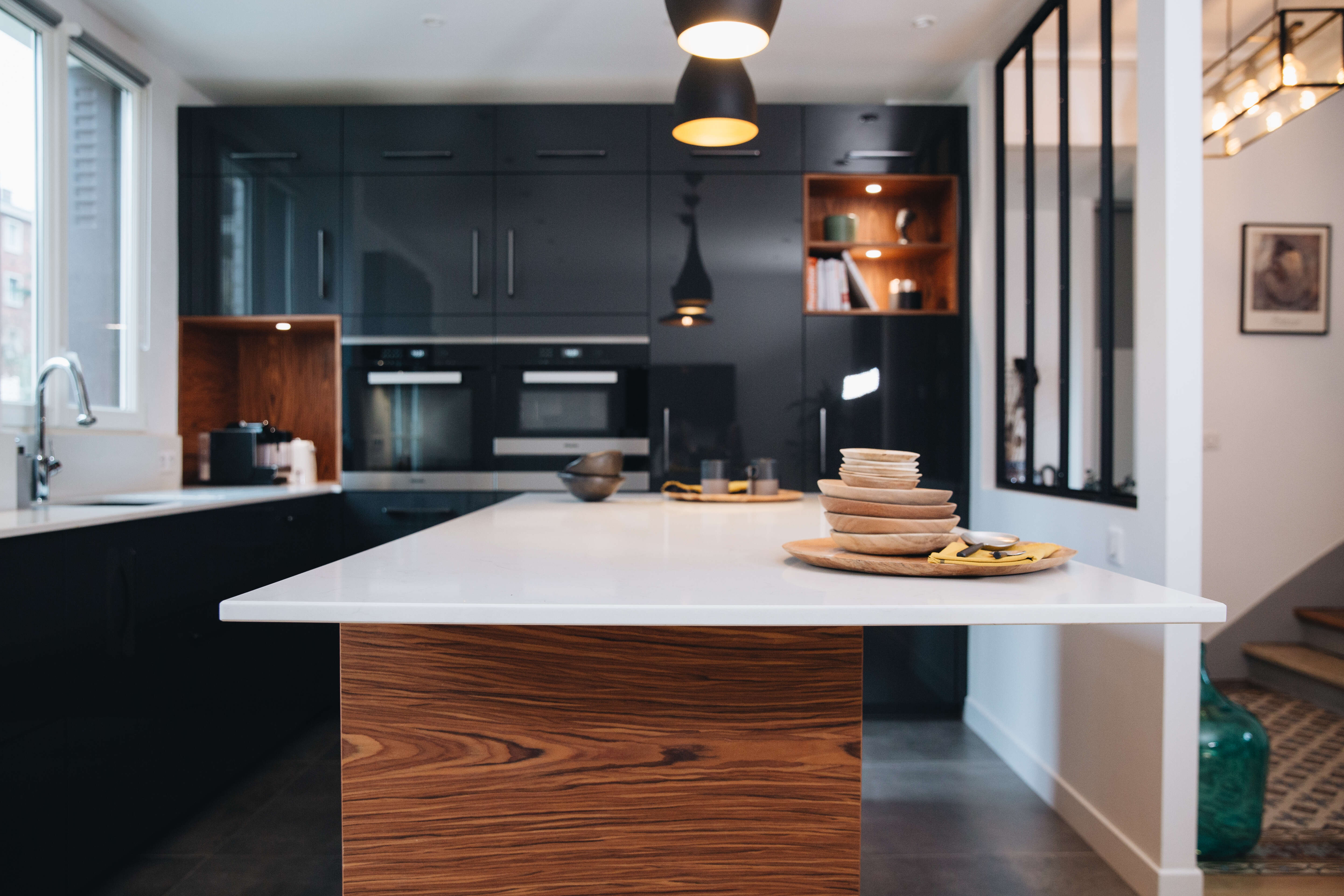 Cuisine-ilot-central-batisse-elegante-et-familiale-perene