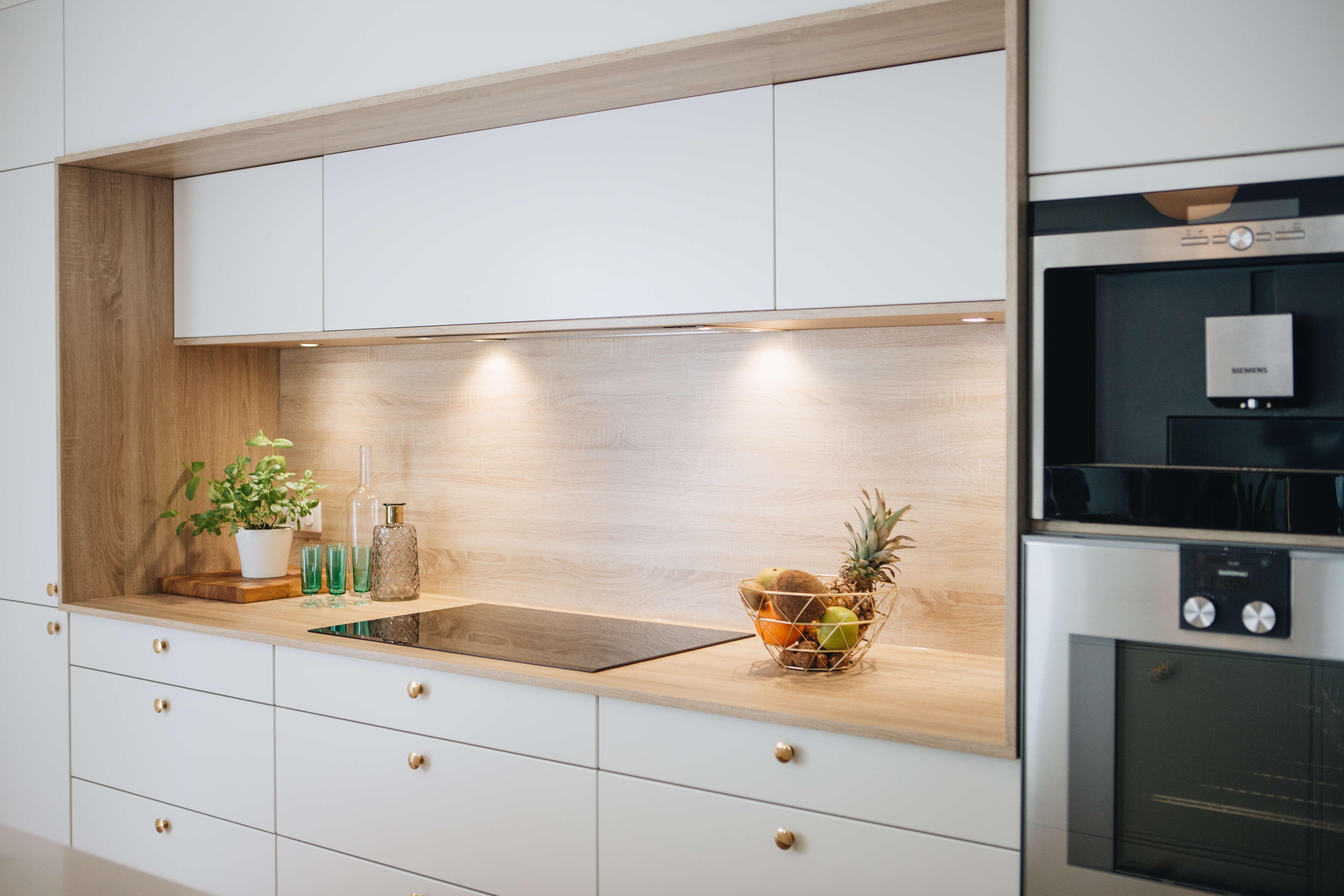 cuisine-lumineuse-blanche-et-bois-perene