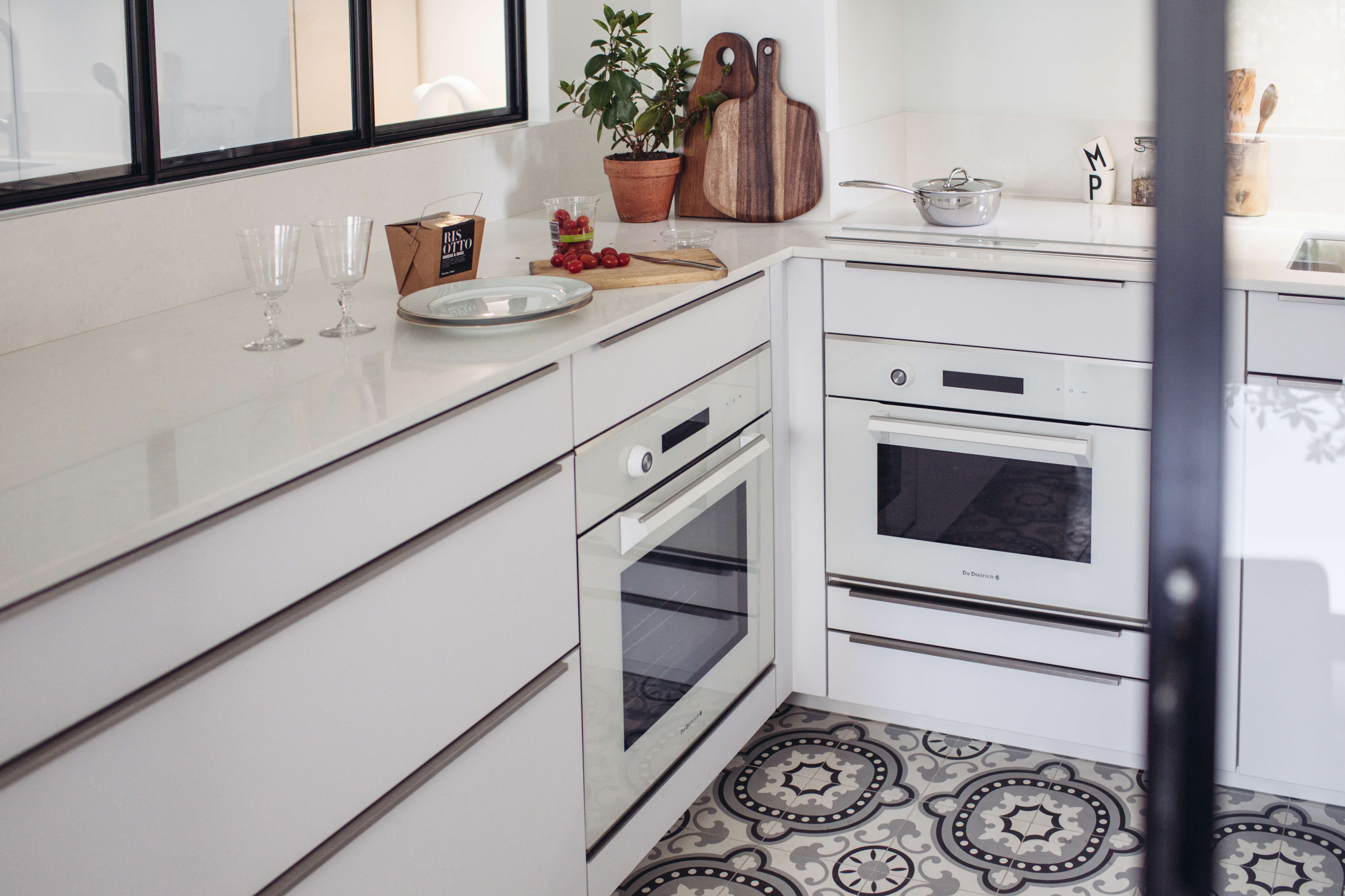 cuisine-lumineuse-blanche-agencement-perene