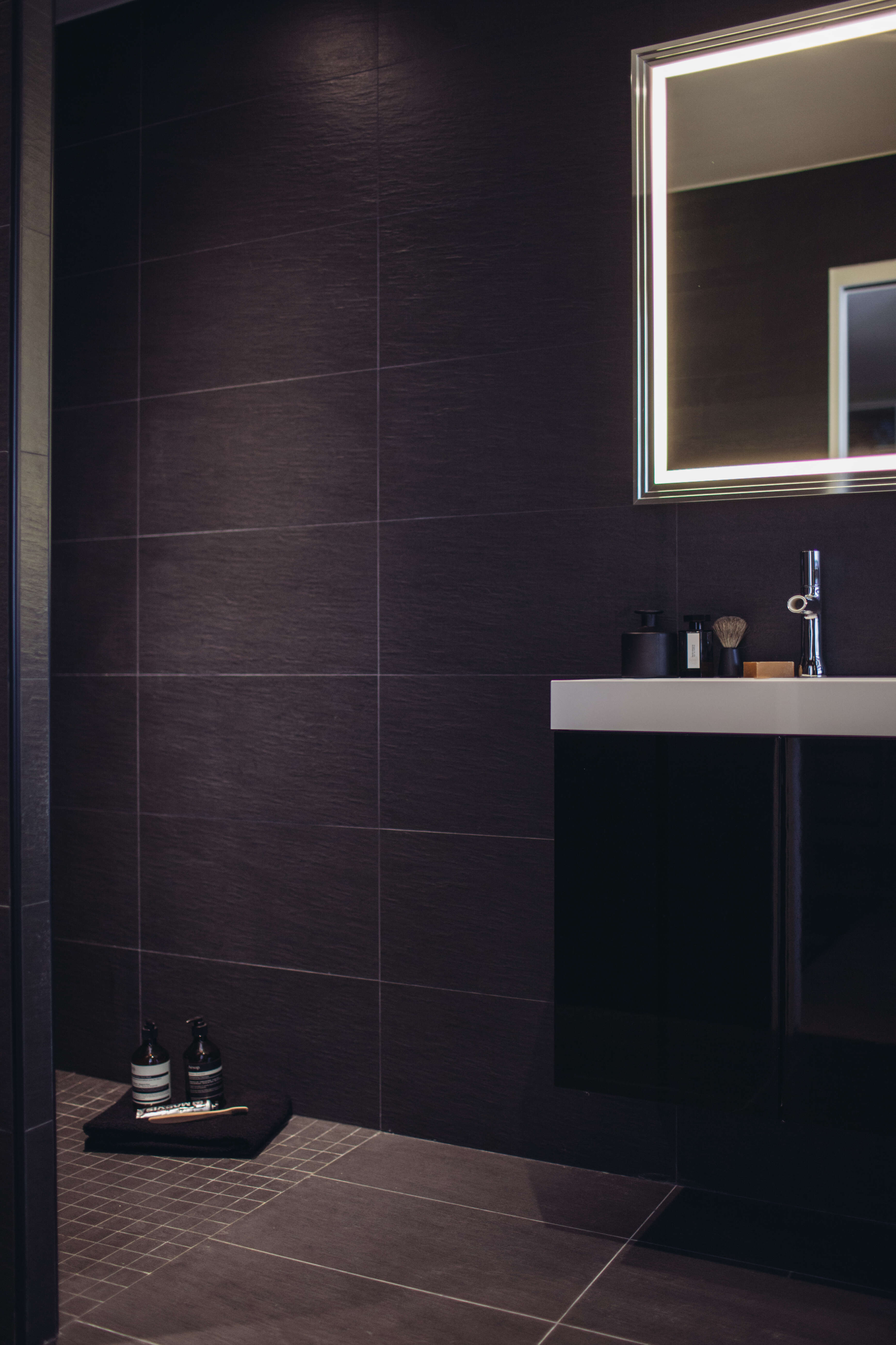 douche-italienne-salle-de-bain-finition-noir-perene