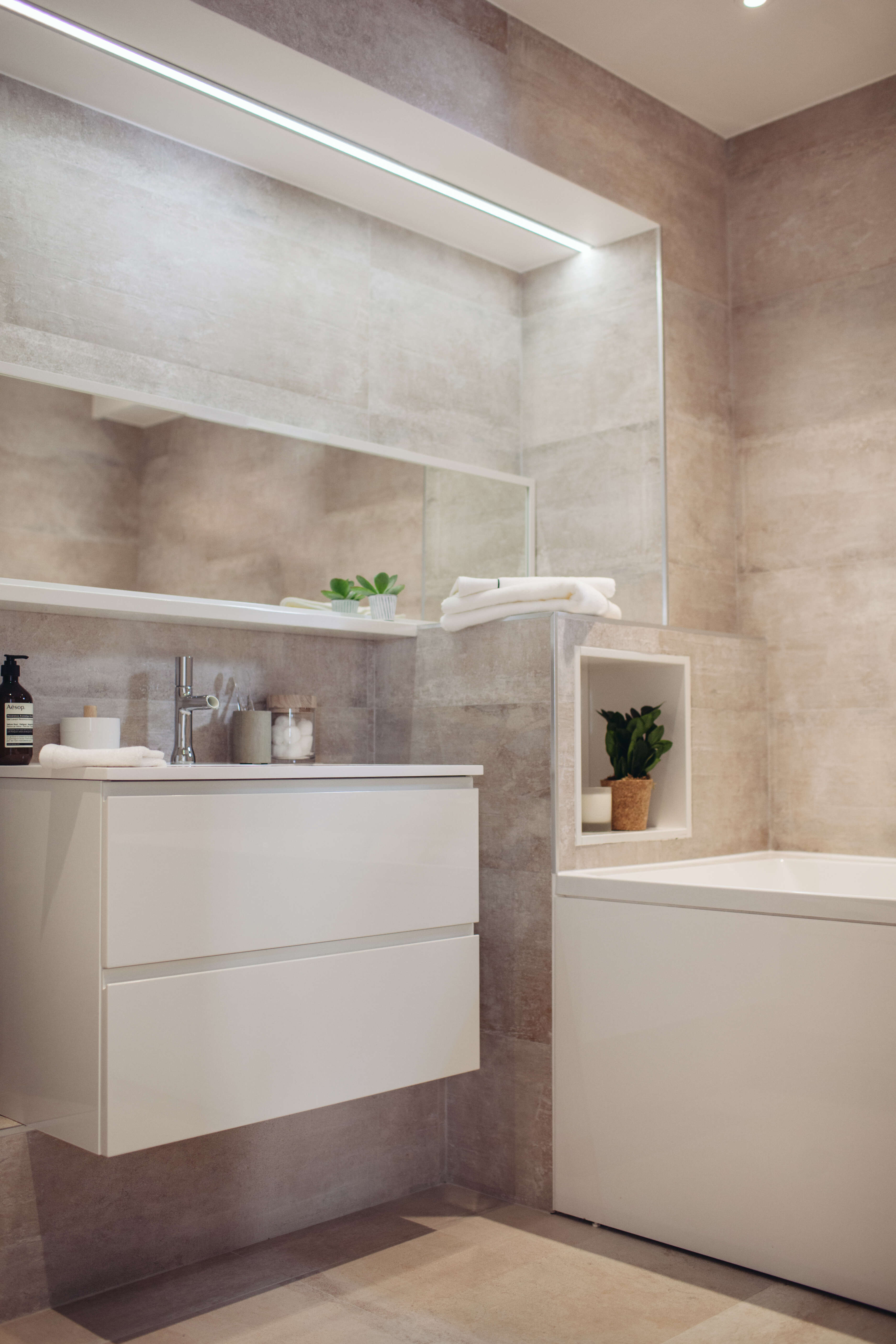 plan-de-toilette-et-baignoire-finition-blanc-perene