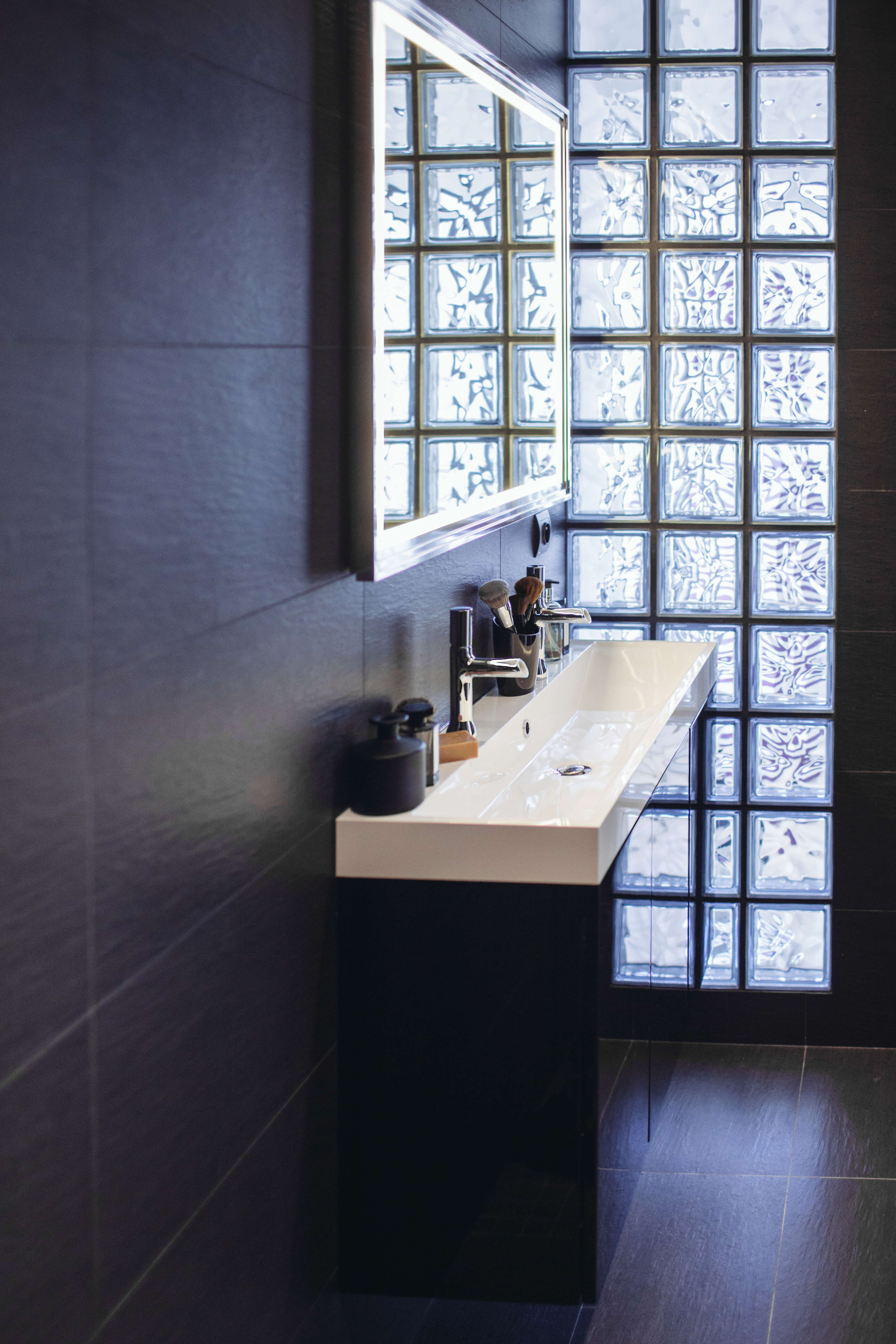 plan-de-toilette-finition-noir-salle-de-bain-perene