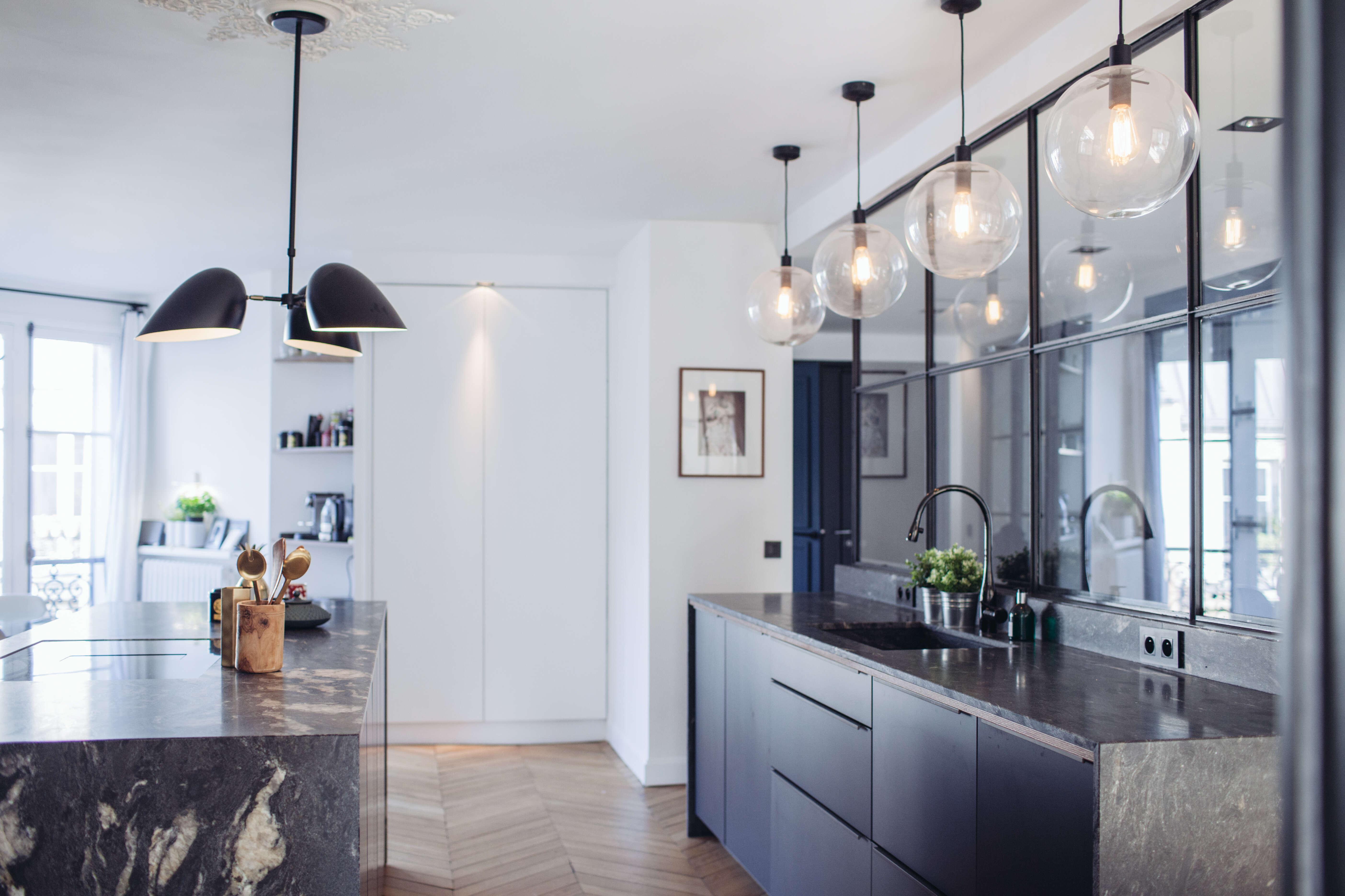 Cuine-ouverte-noire-et-audacieuse-Perene