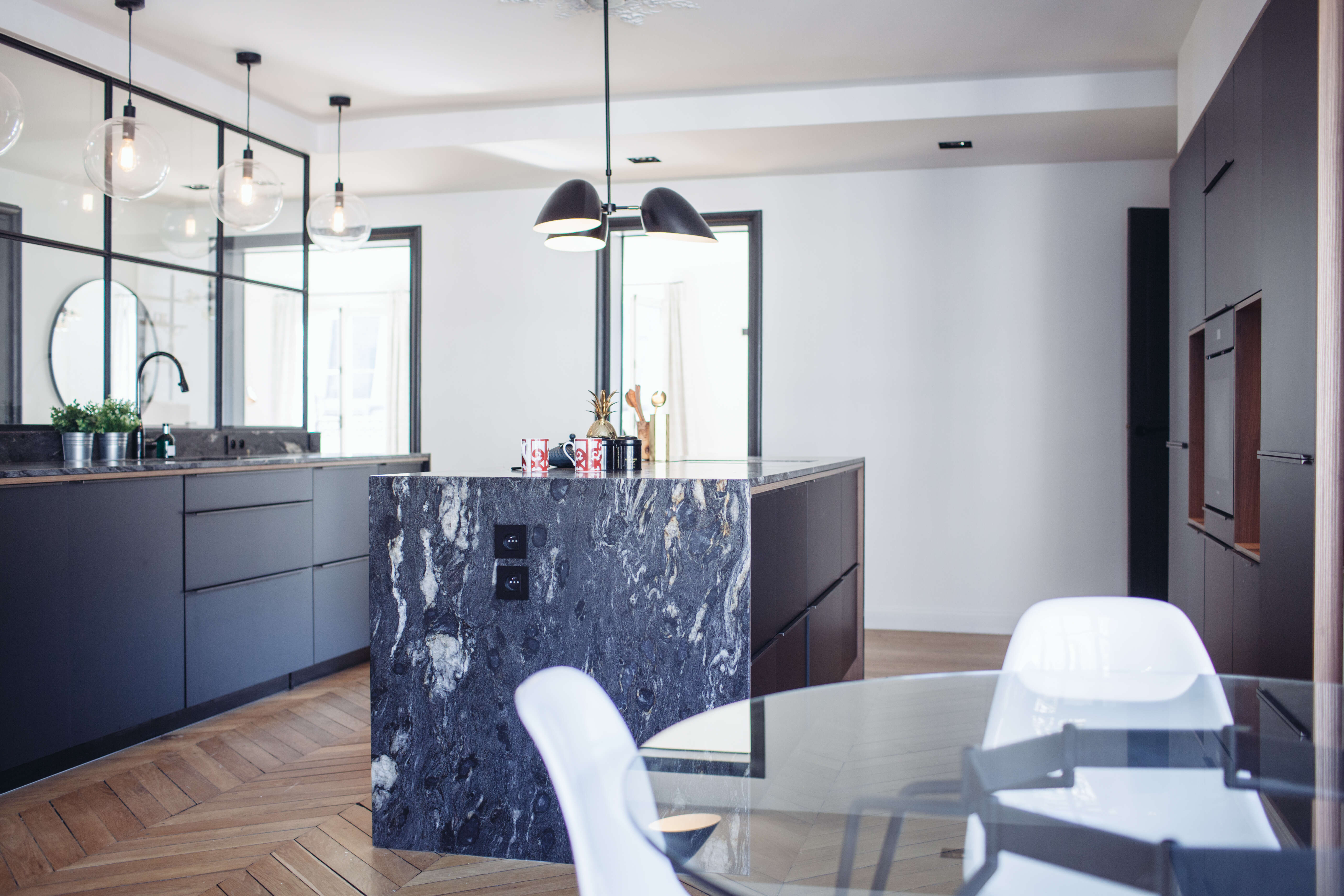 Cuisine-noire-ilot-central-Perene