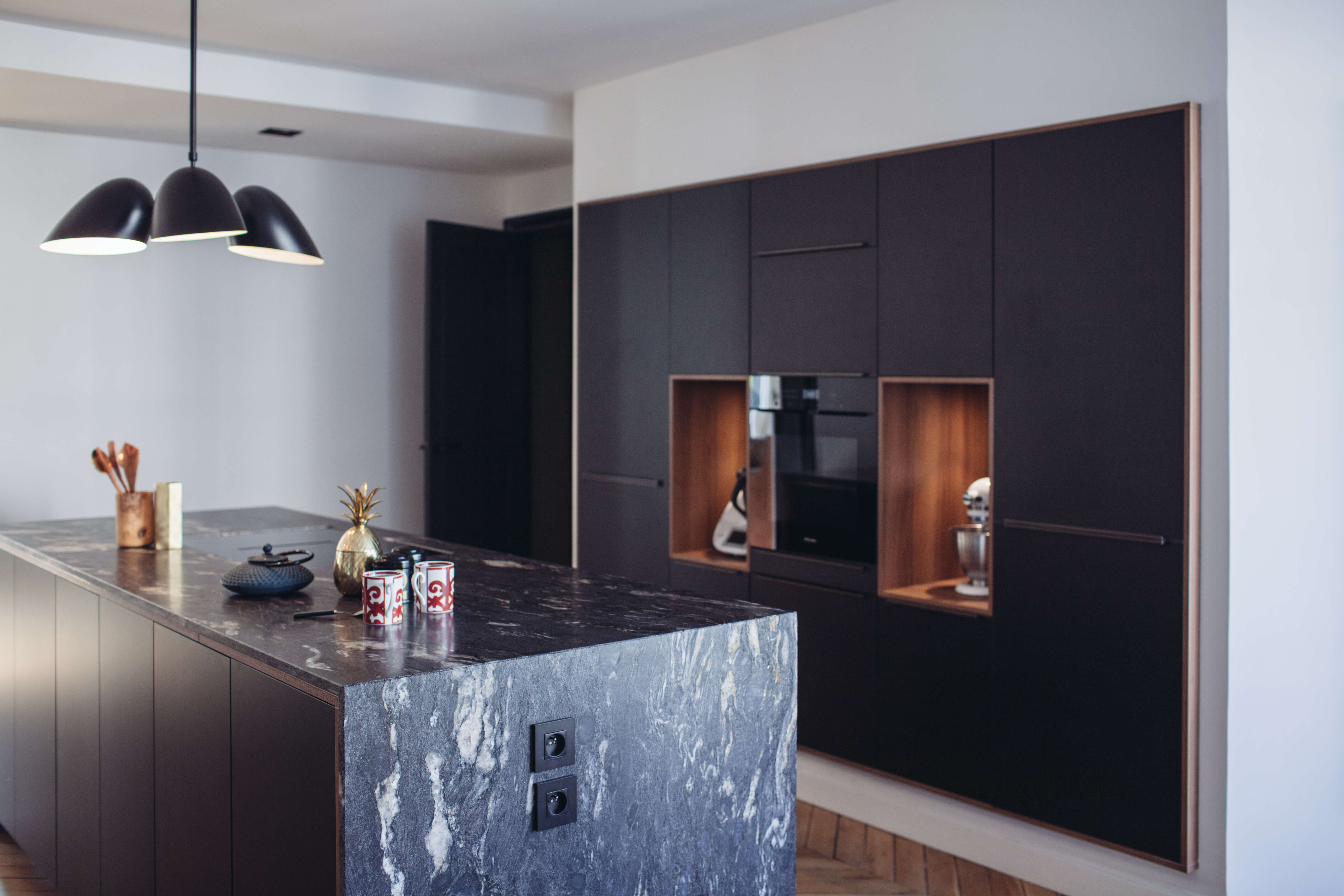 Cuisine-noire-sans-poignees-perene