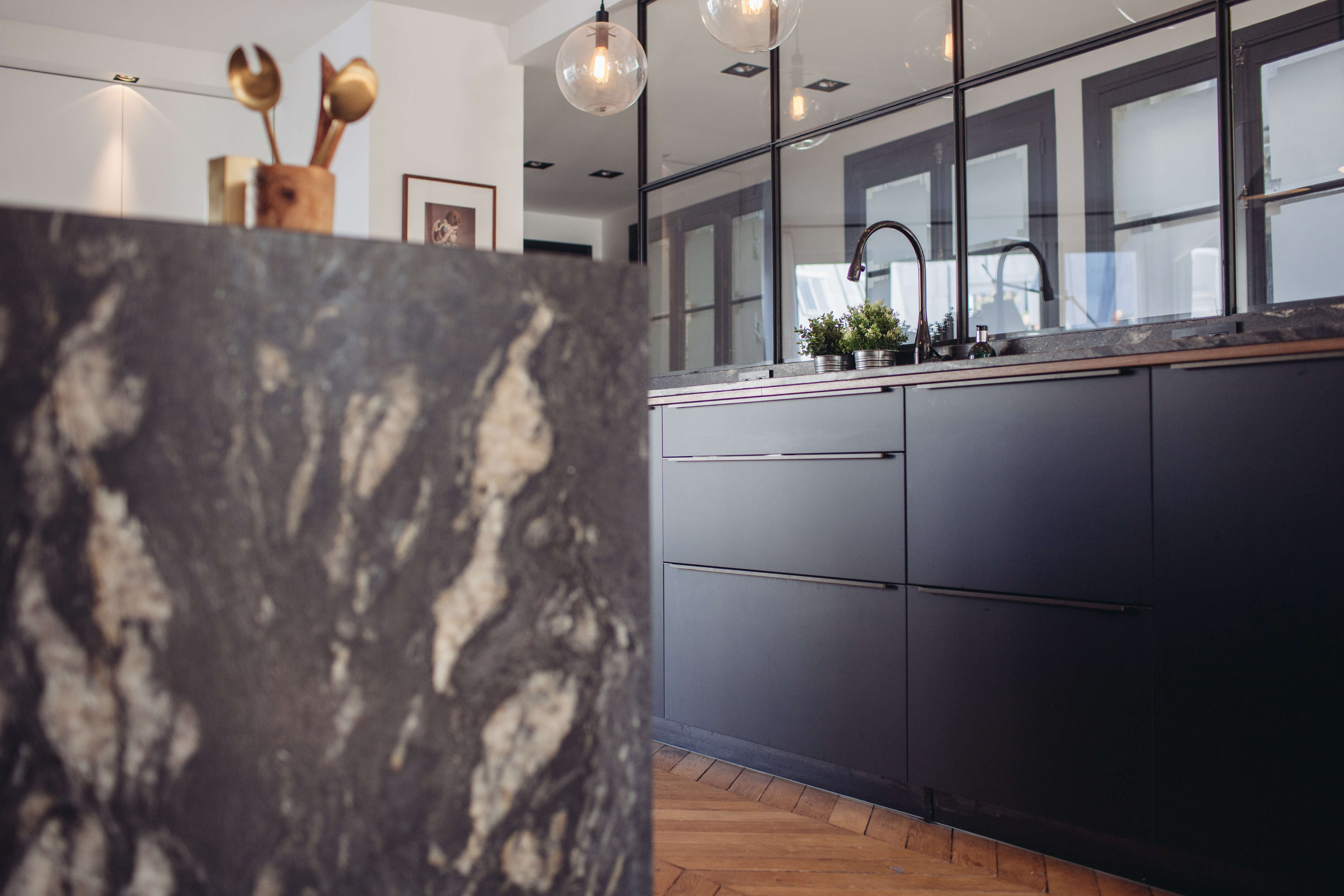 Cuisine-noire-sans-poignees-verriere-Perene