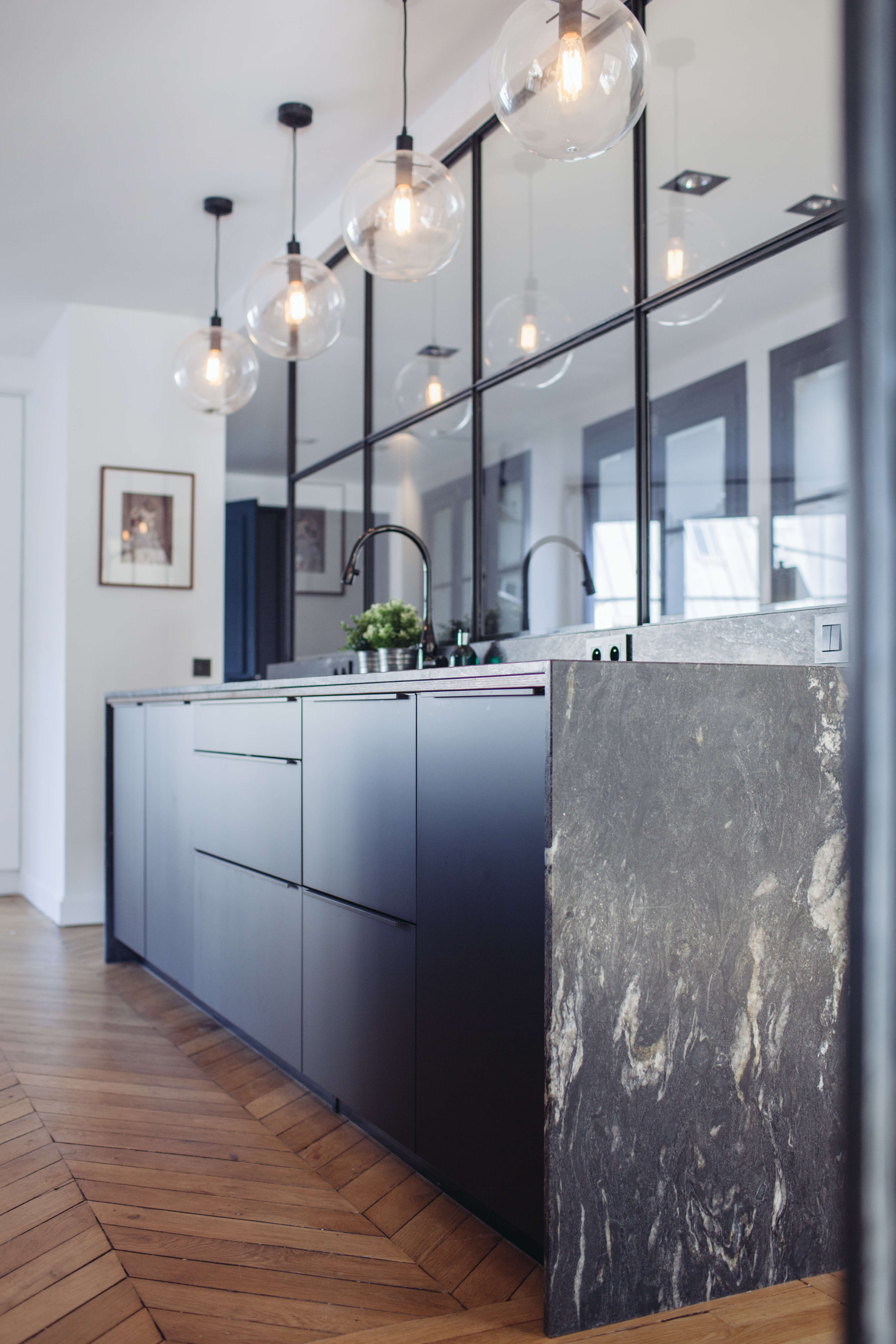 Cuisine-noire-verriere-Perene