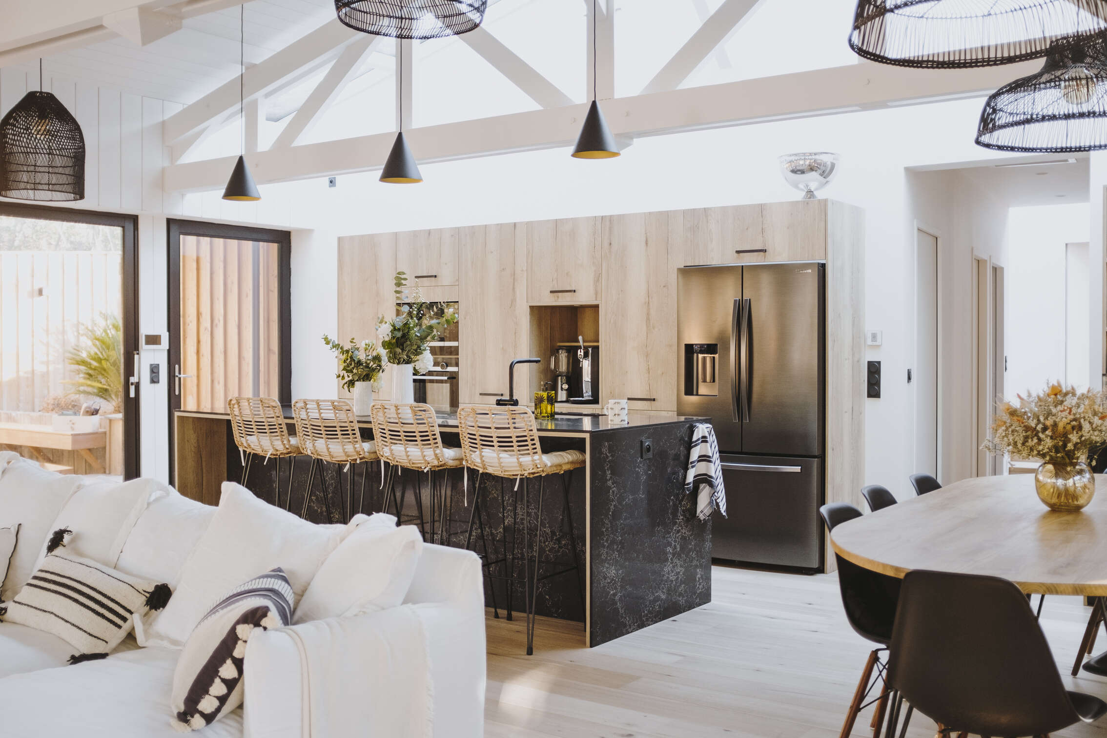 cuisine-ilot-noir-et-bois-perene