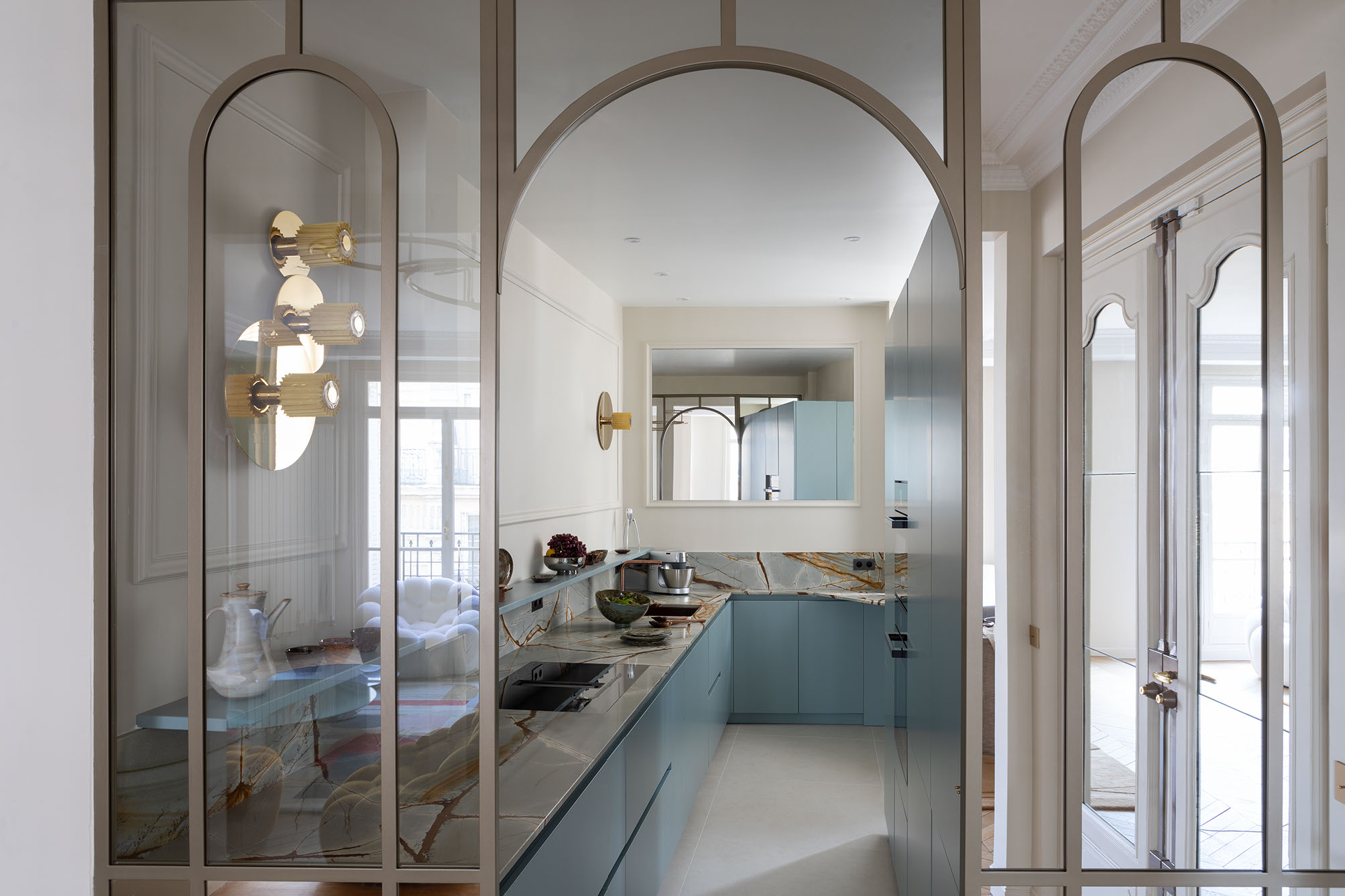 Cuisine-coloree-marbre-verriere-Perene