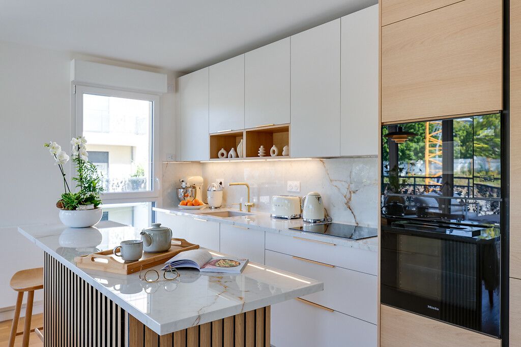 Cuisine-blanche-en-marbre-Perene