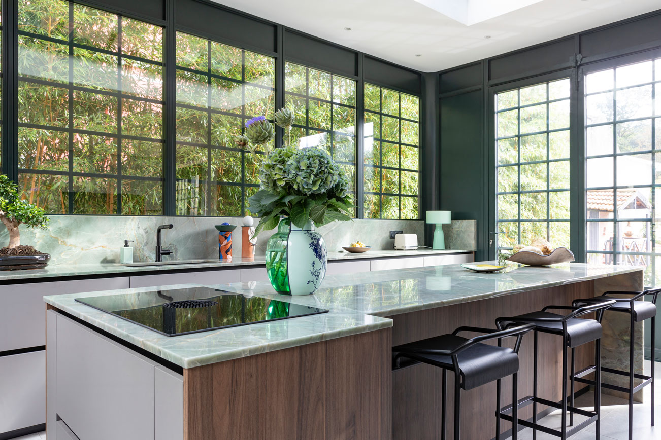 renovation-cuisine-pierre-naturelle-jade-ilot-central-vert-perene