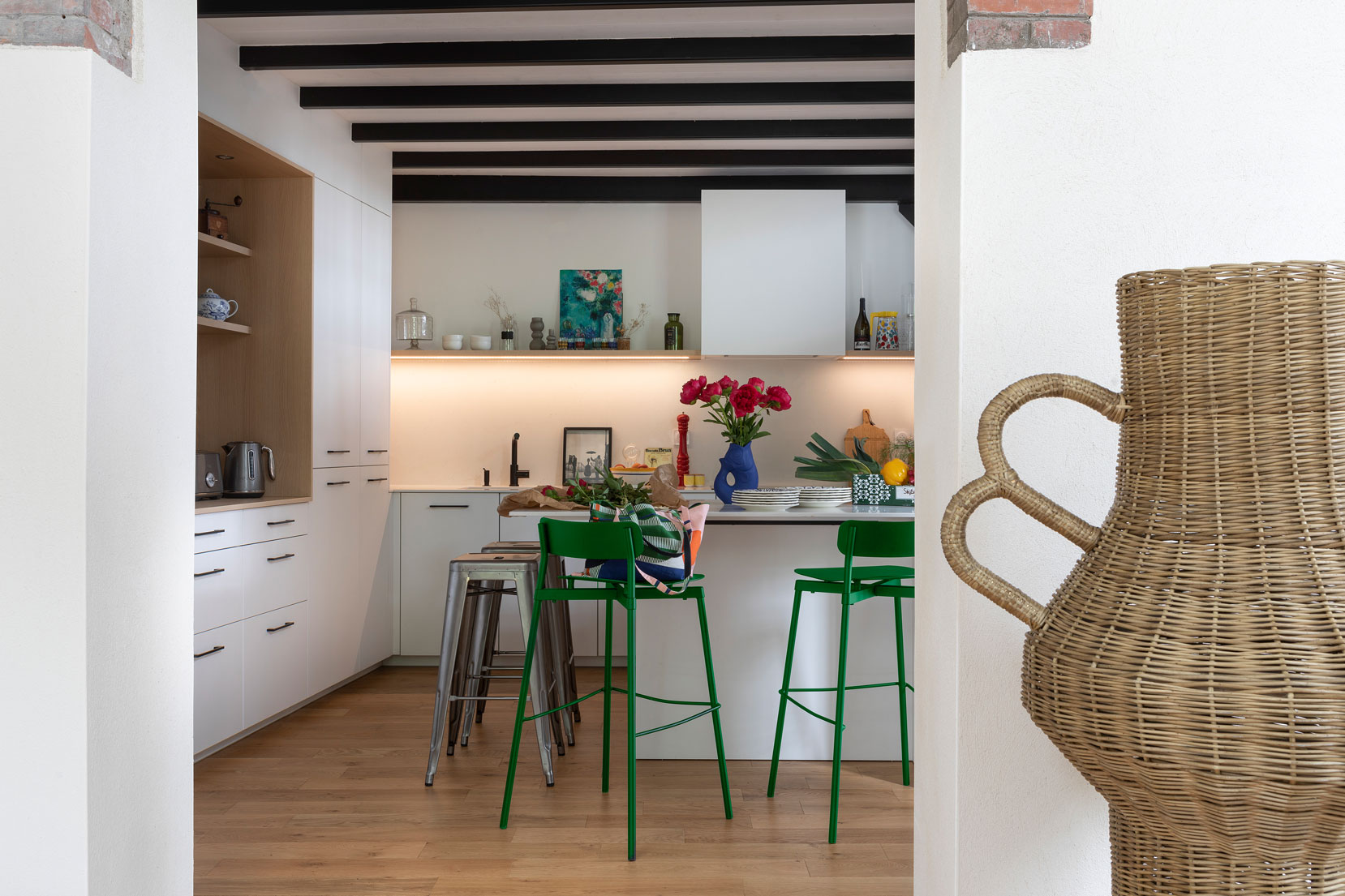 renovation-cuisine-sous-mezzanine-blanche-perene