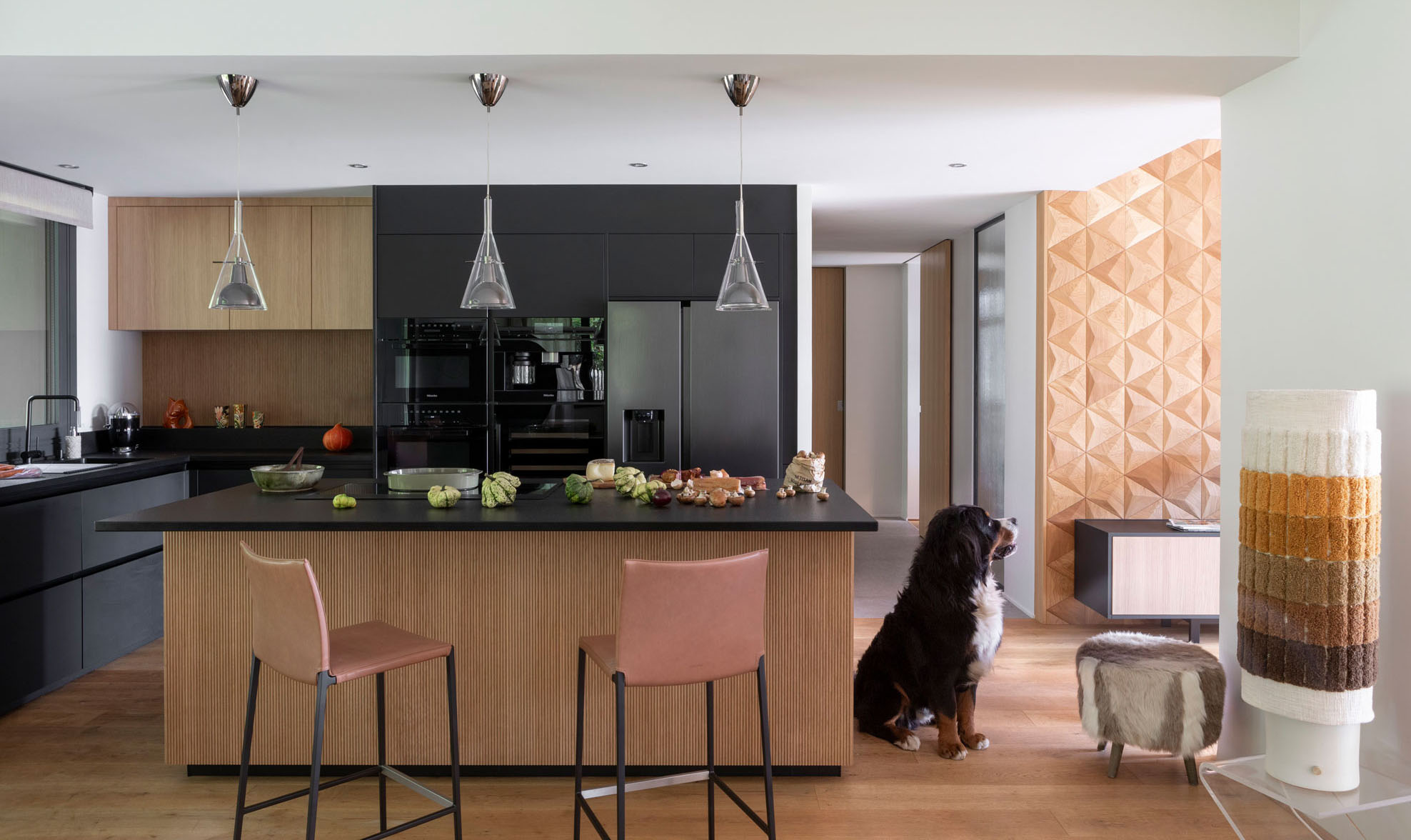 cuisine-noire-bois-moderne-bouvier-bernois