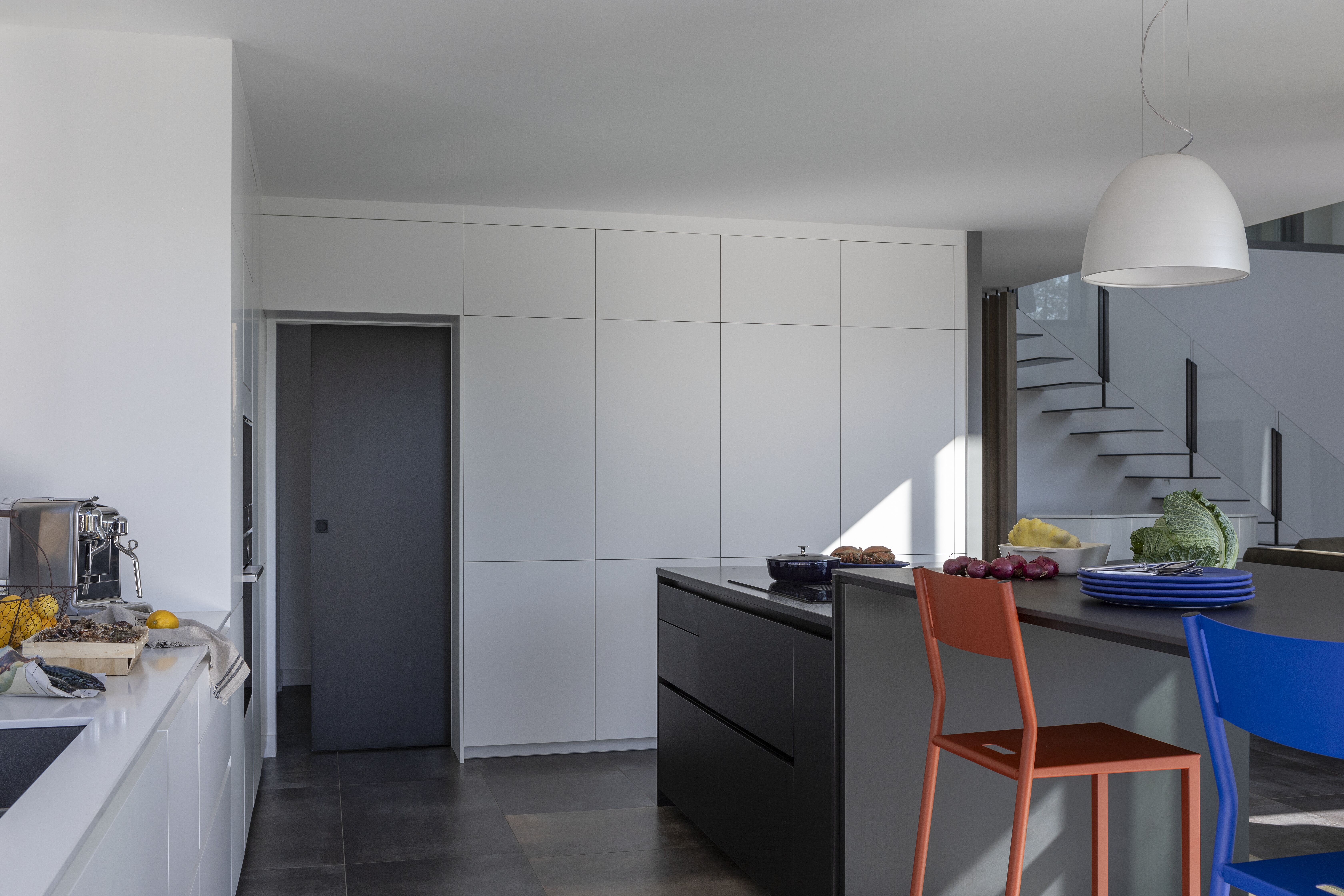 cuisine-blanche-moderne-rangement-encastre-perene-vannes