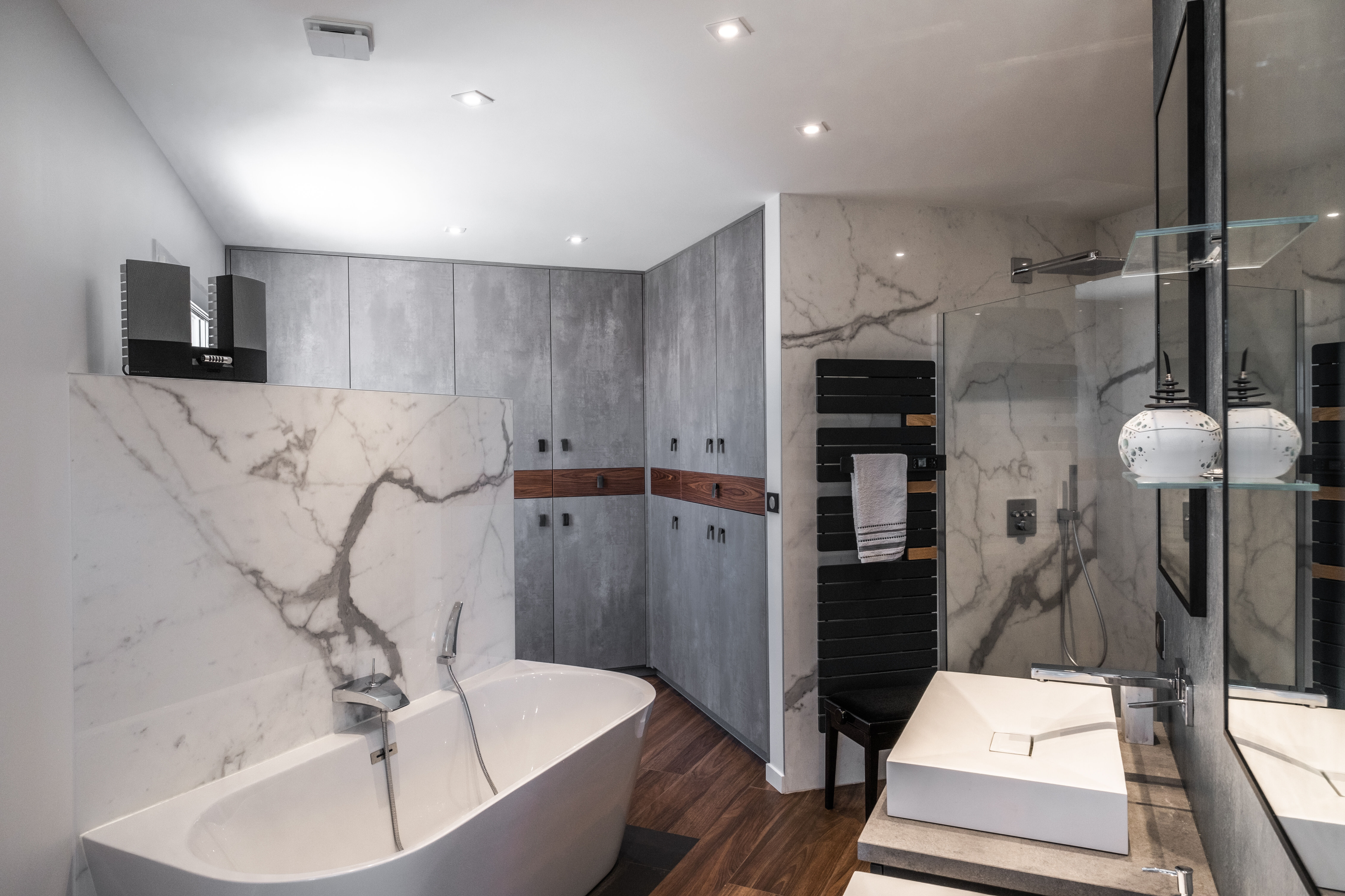 Chambre-parentale-salle-de-bain-baignoire-et-douche-moderne-et-industrielle