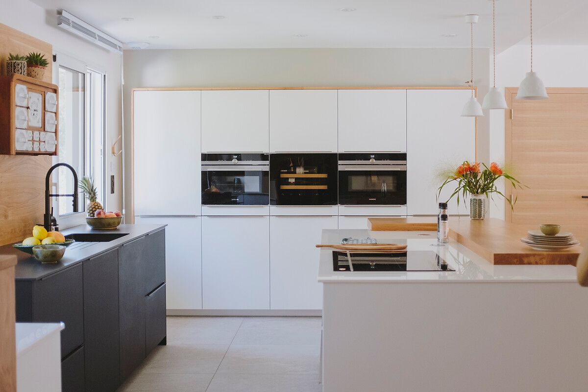 Cuisine-claire-contemporaine-bois-blanc