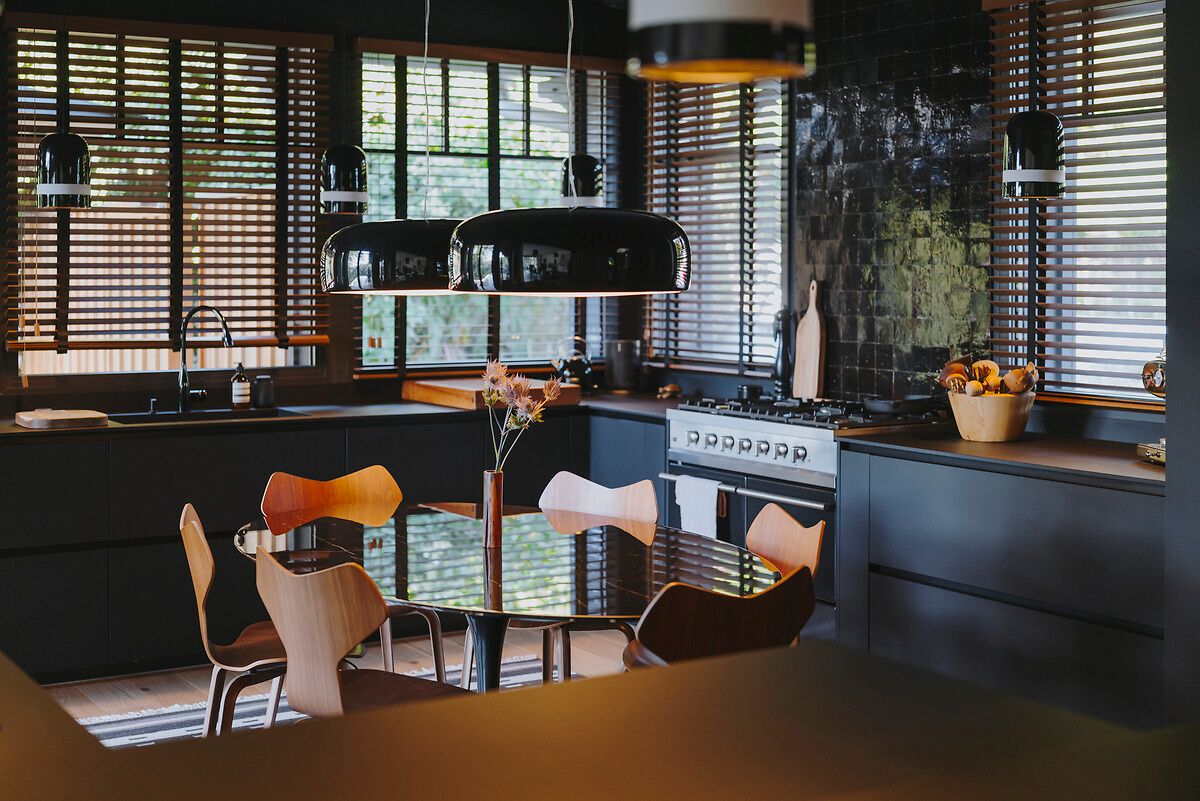 Cuisine-noire-sombre-elegante-luminaire-marron