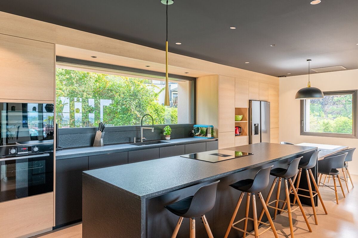 Cuisine-noire-contemporaine-bois-equipe