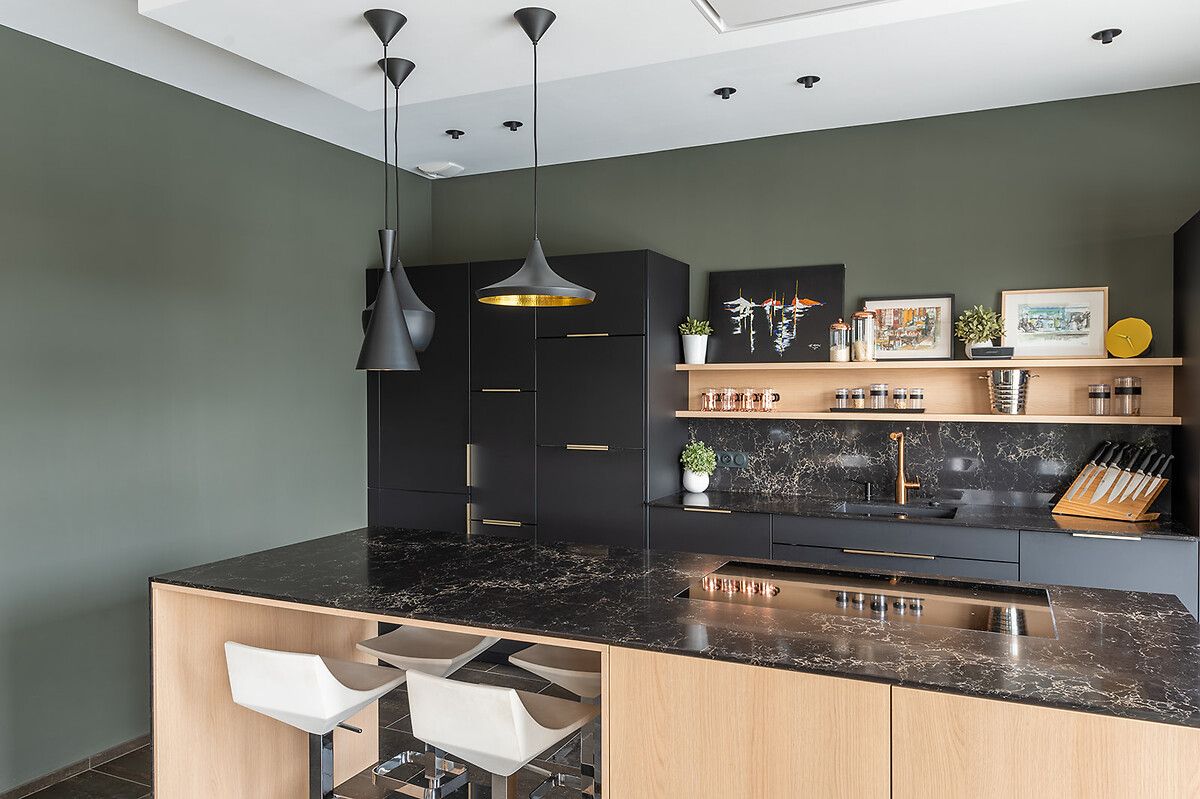 Cuisine-noire-marbre-noir-suspenssion