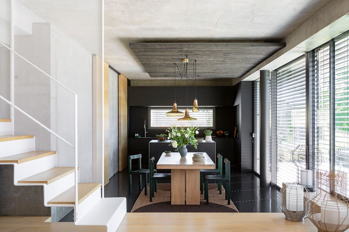 Cuisine-noire-plan-de-travail-bois-aspet-pierre-Perene