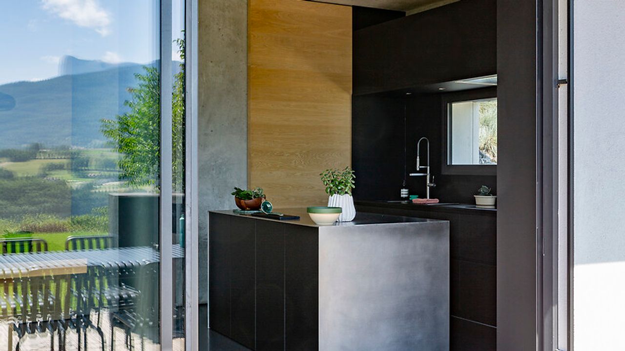 Cuisine-chalet-montagne-contemporaine-noir-bois-Perene