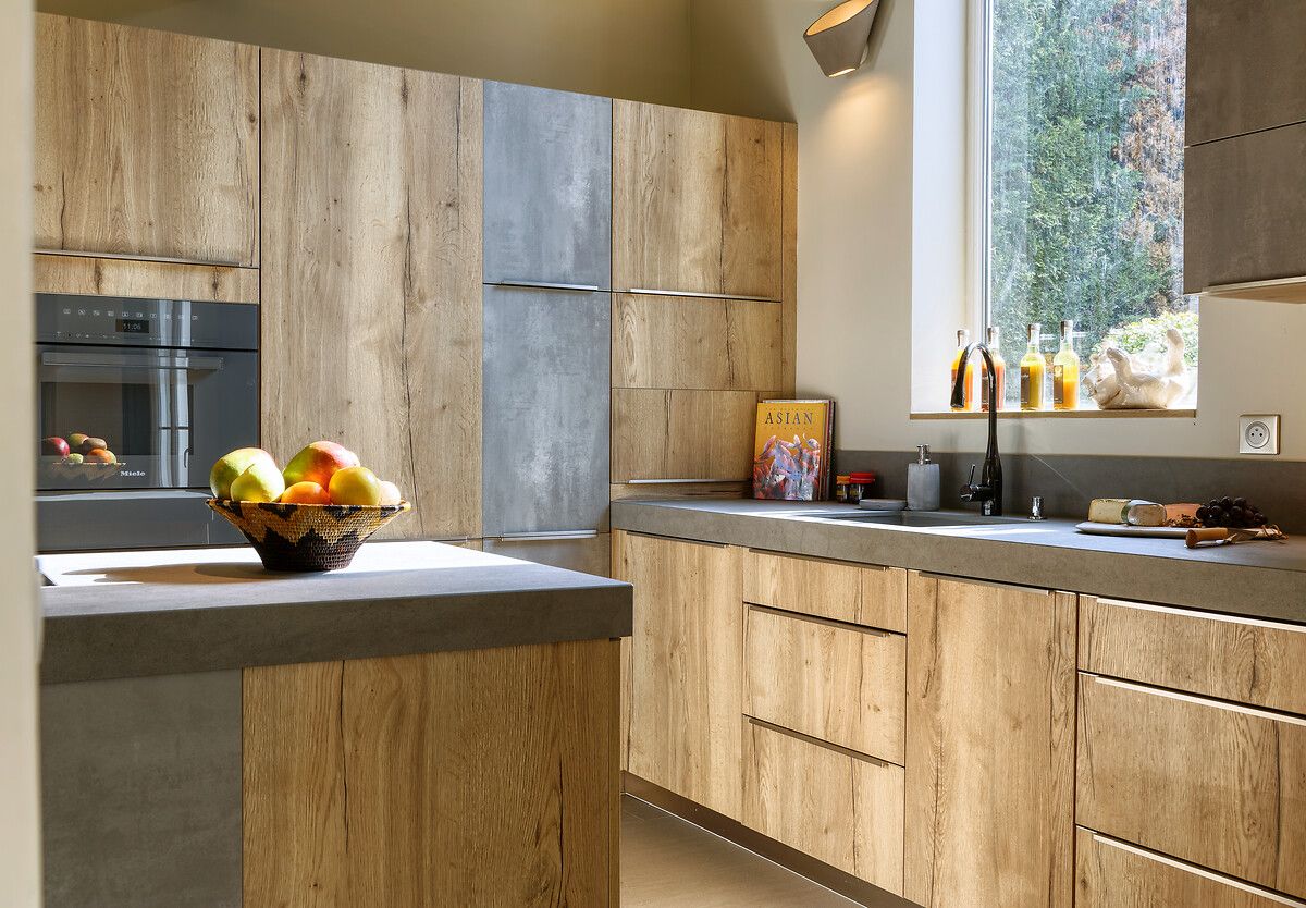 Cuisine-bois-chalet-gris-pierre-Perene