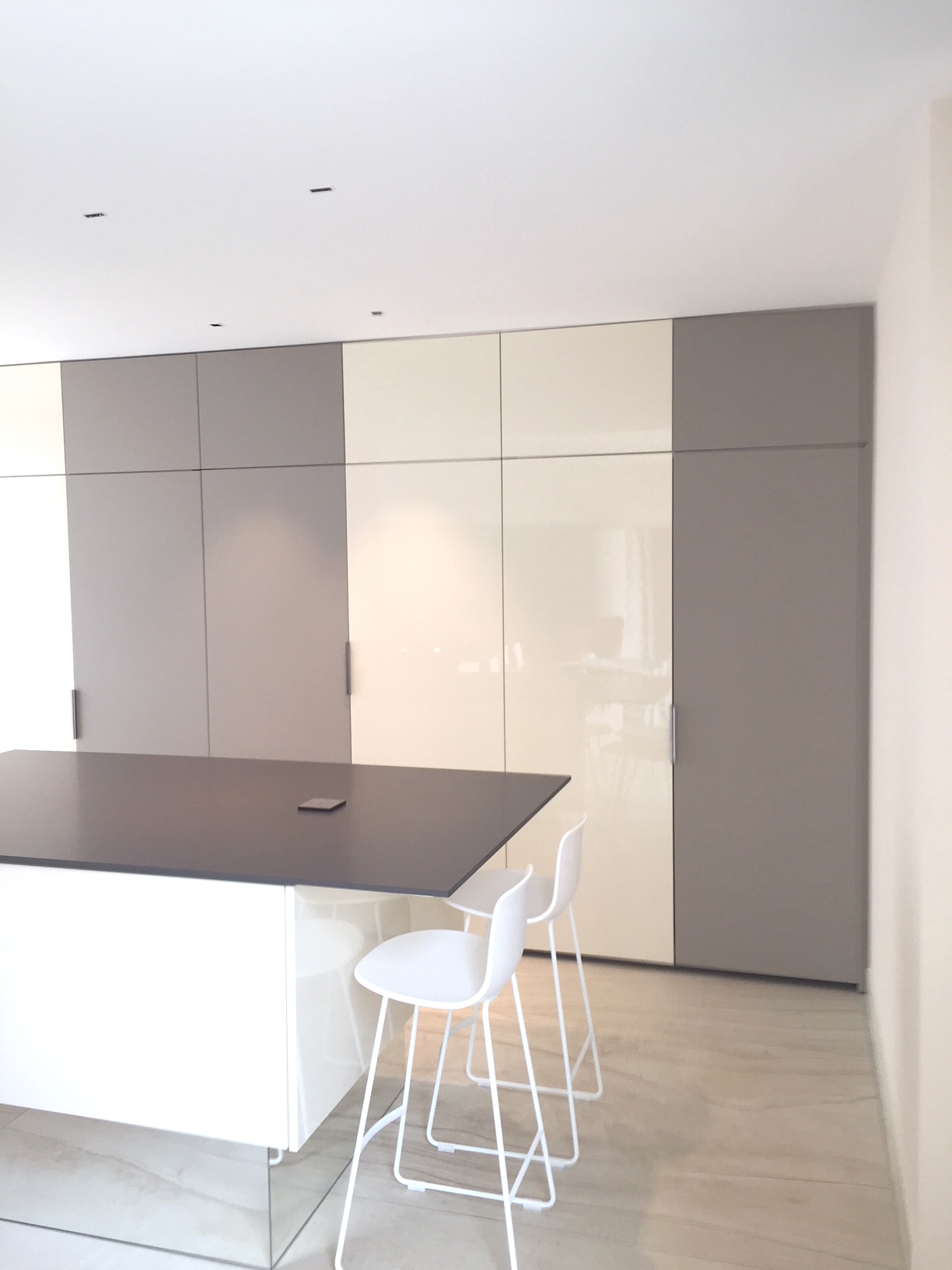 Photo%20Ilot%20avec%20miroir%20et%20portes%20ferm%C3%A9es_0