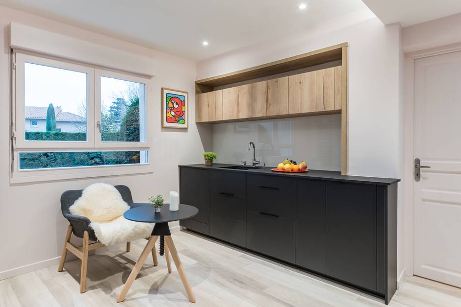 cuisine%20derderian%20fenetre%20droite%20et%20table