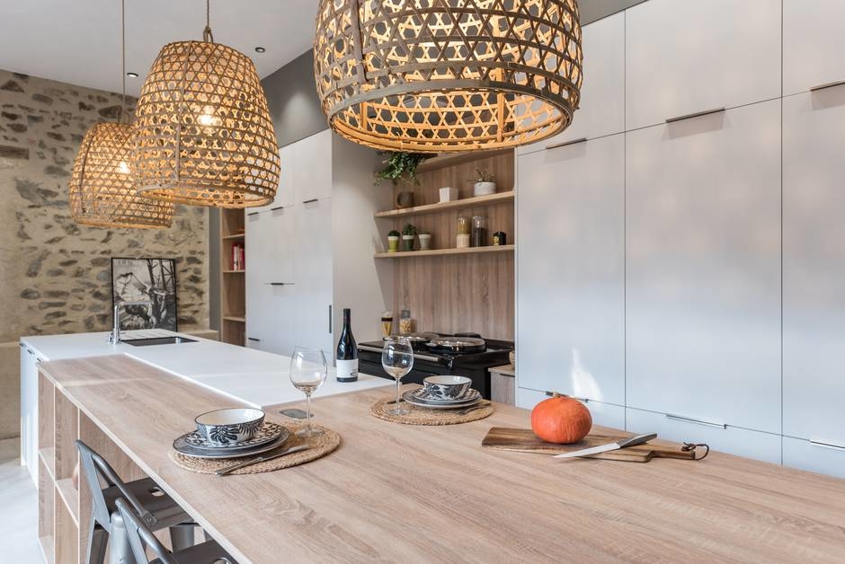 cuisine-ilot-bois-et-blanc_1