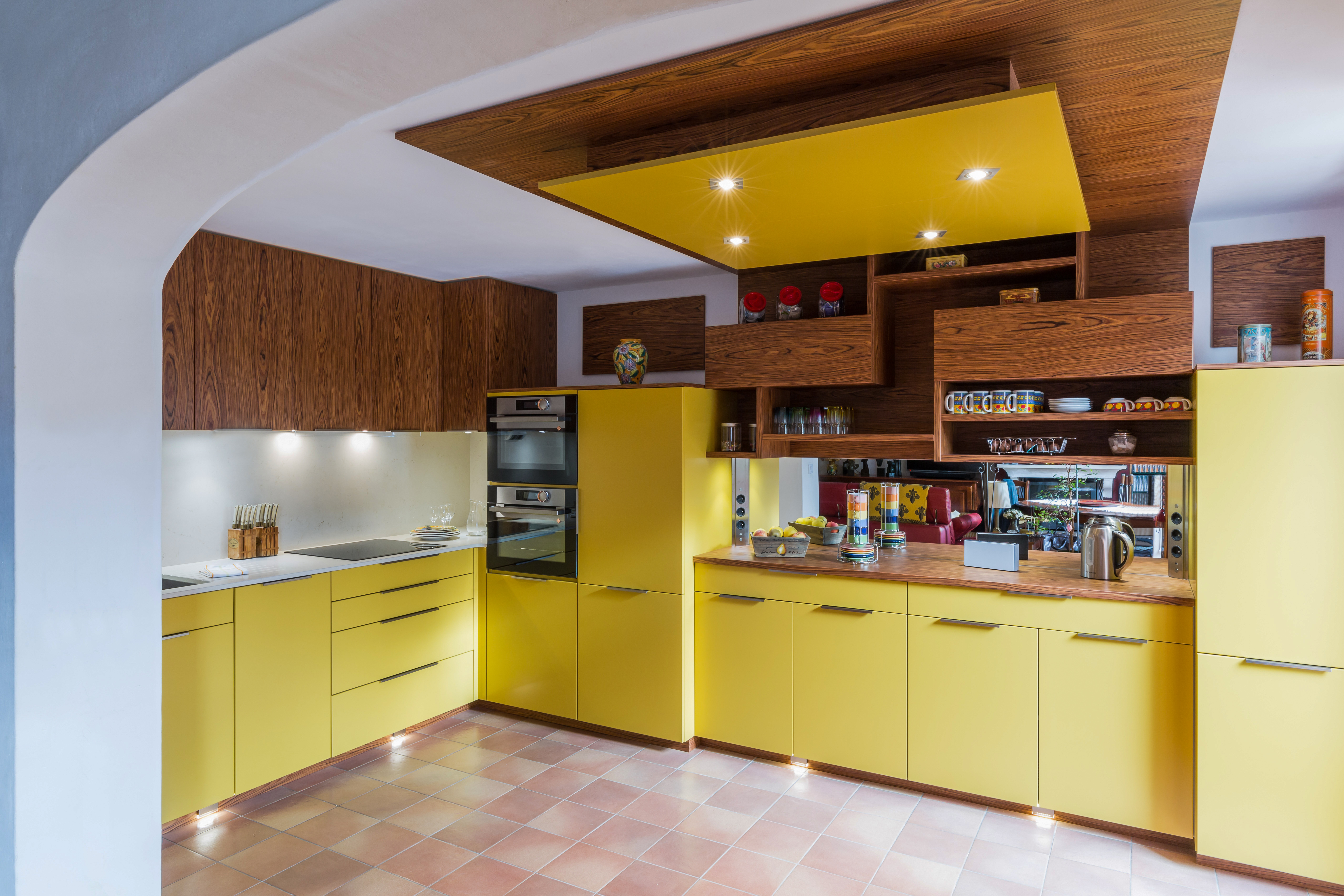 cuisine-design-bois-et-jaune-sur-mesure-perene-aix-en-provence