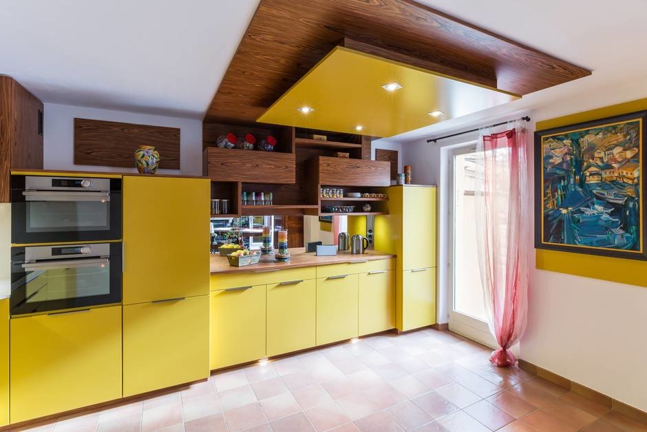 cuisine-design-bois-et-jaune-ambre-perene-aix-en-provence