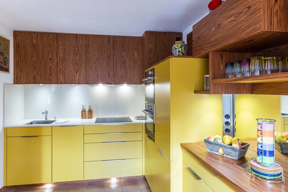 cuisine-moderne-bois-et-jaune-ambre-satine