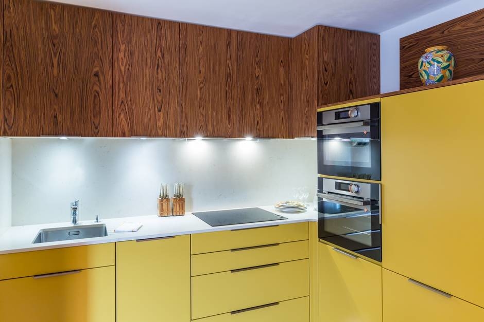 cuisine-design-bois-et-jaune-ambre-satine-perene