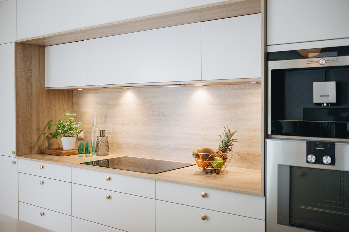 Cuisine-sur-mesure-perene-blanc-design-brillant_0