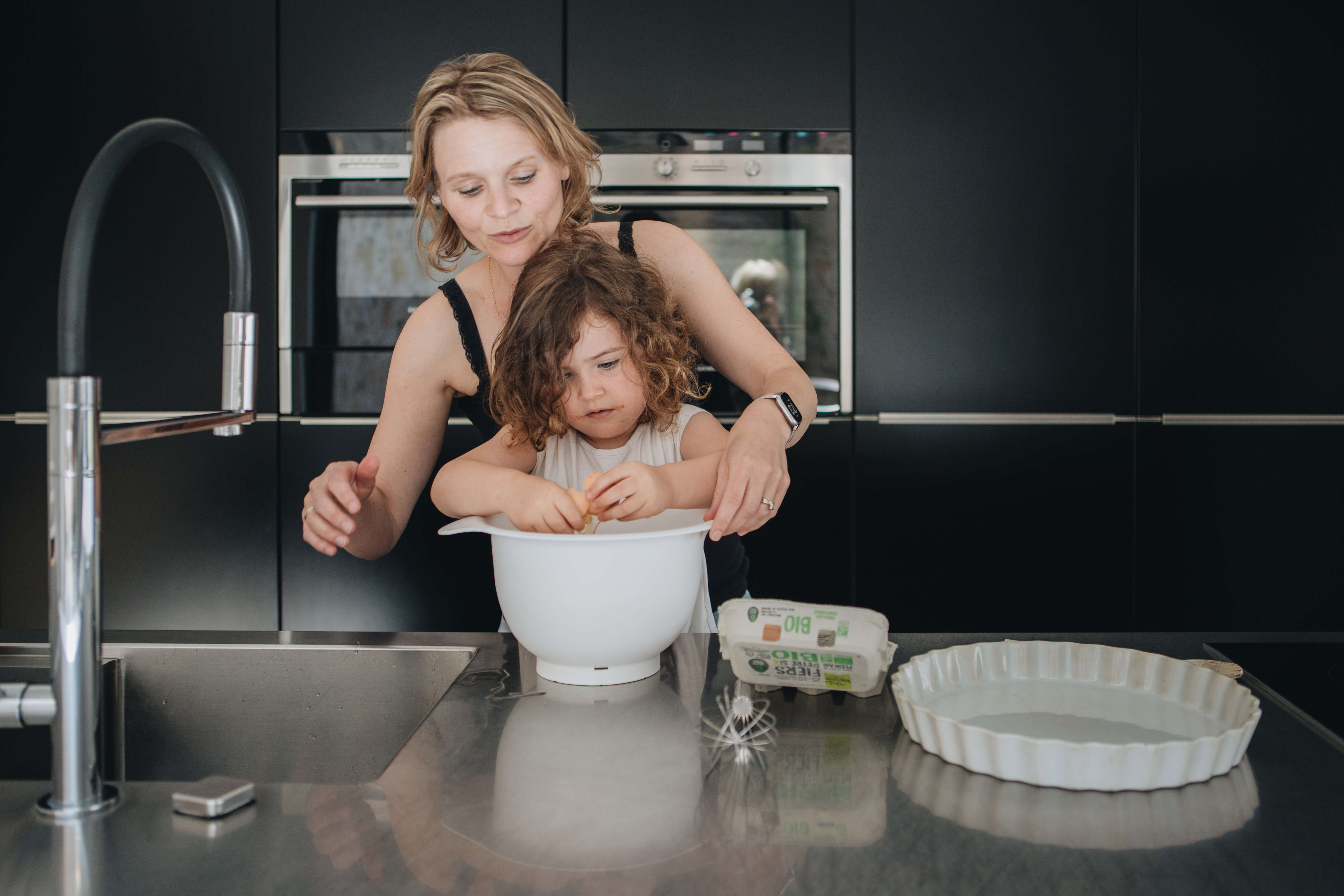 cuisine-moderne-perene-matire-brute-pierre-noir