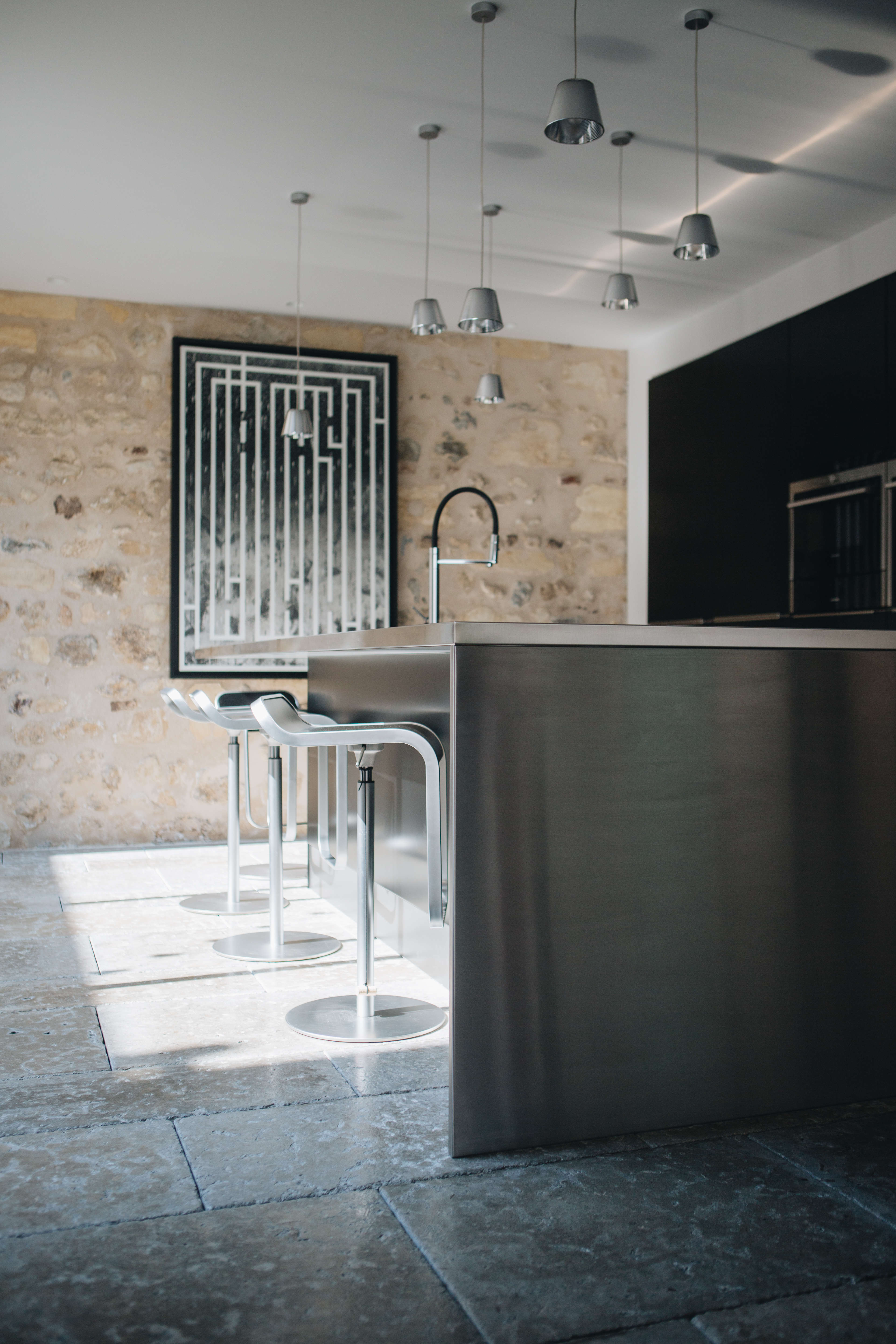 cuisine-moderne-perene-luxe-matire-brute-pierre-noir