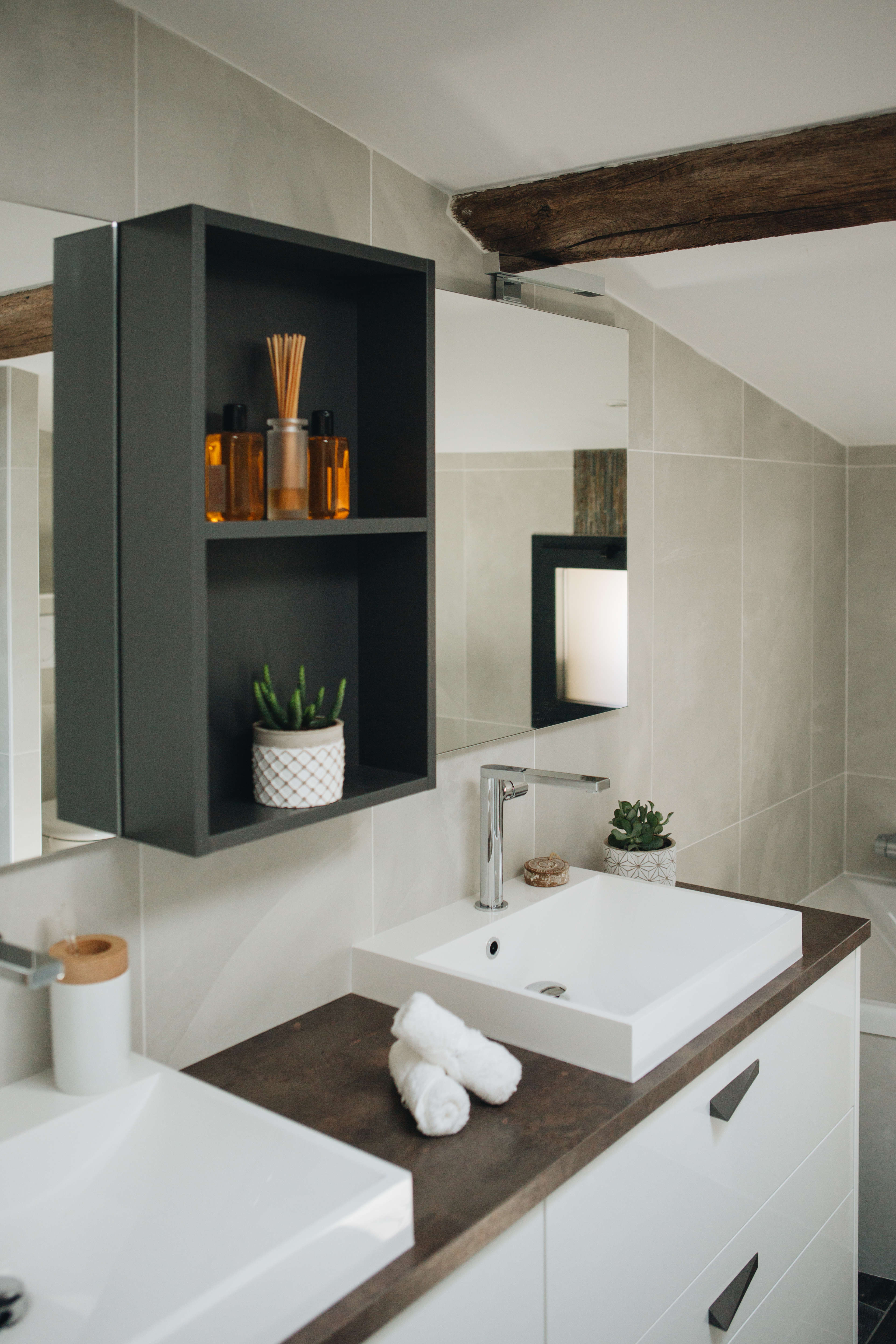 Salle-de-bains-perene-design-moderne-double-vasque-niche