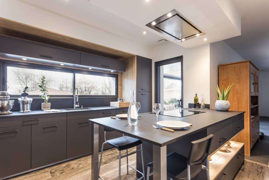 cuisine-sur-mesure-ilot-centrale-moderne-perene