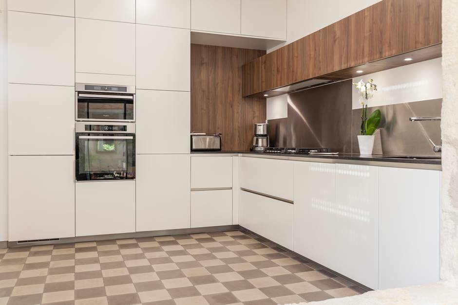 cuisine-mur-armoire-moderne-blanc-conviviale-nime-conception-sur-mesure