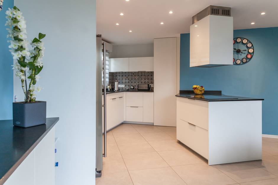 nimes-architecture-interieur-cuisine-rangement-bleu-blanc-plan-de-travail