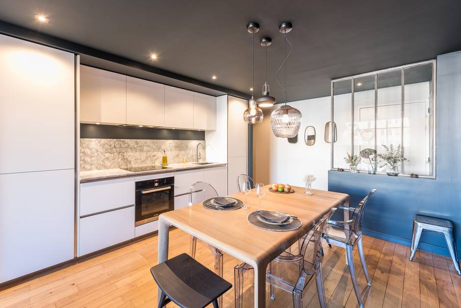 cuisine-dans-un-loft-moderne-perene-bleu-verri%C3%A8re-laruche