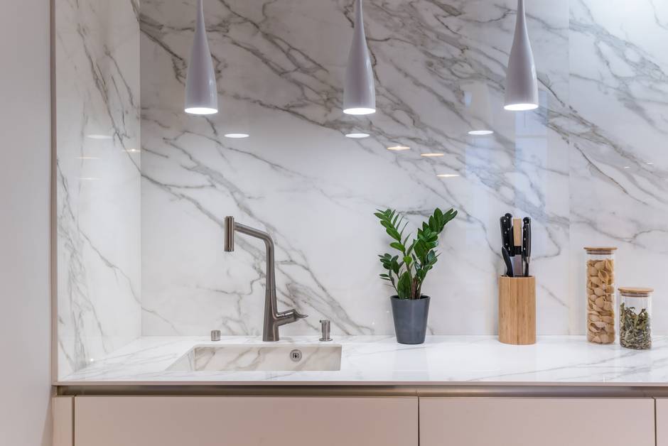 plan-de-travail-cuisine-perene-marbre-de-carrare-bois-moderne