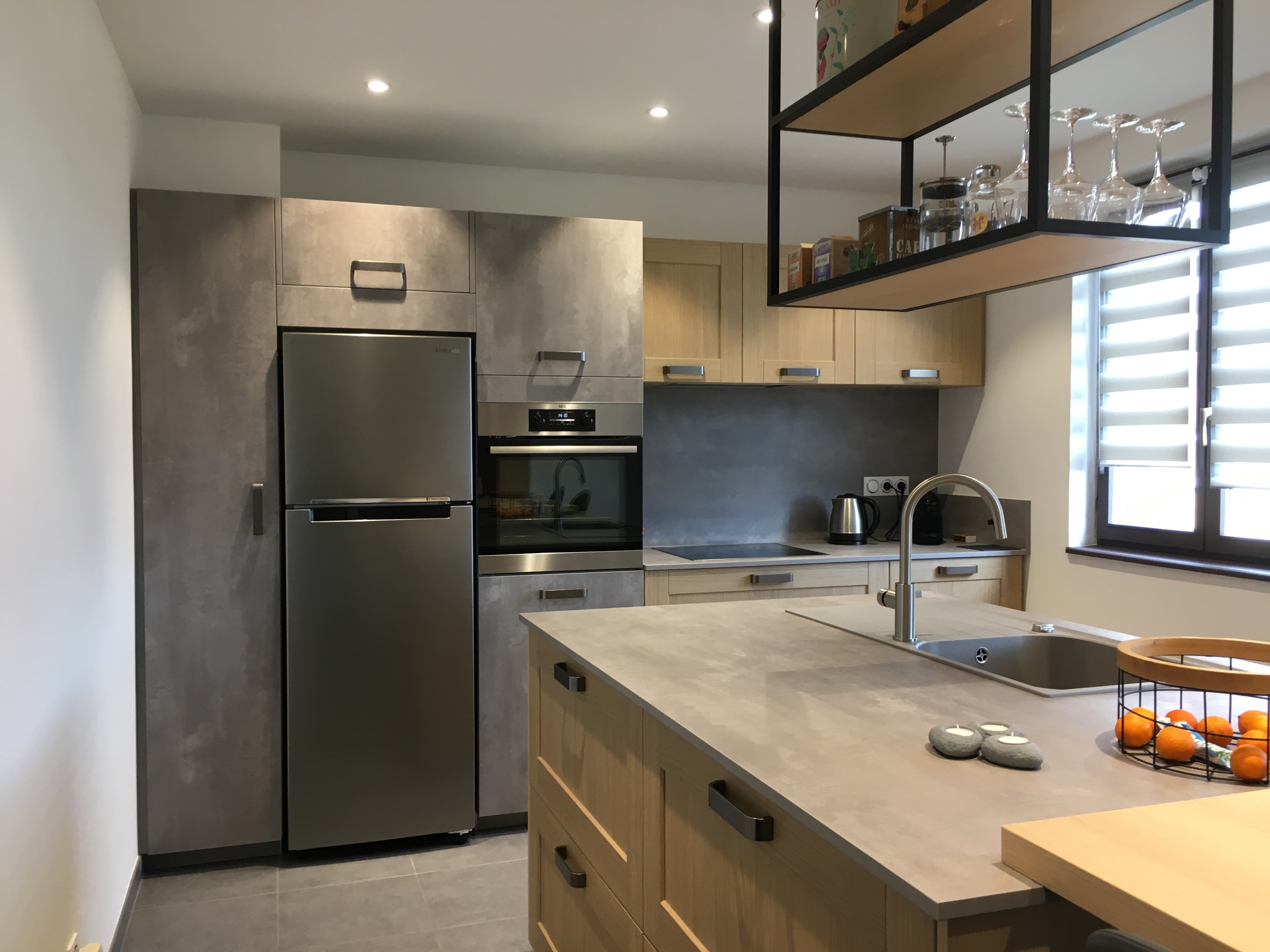 Cuisine%20cadre%20bois%2C%20b%C3%A9ton%2C%20niche%20m%C3%A9tal%201