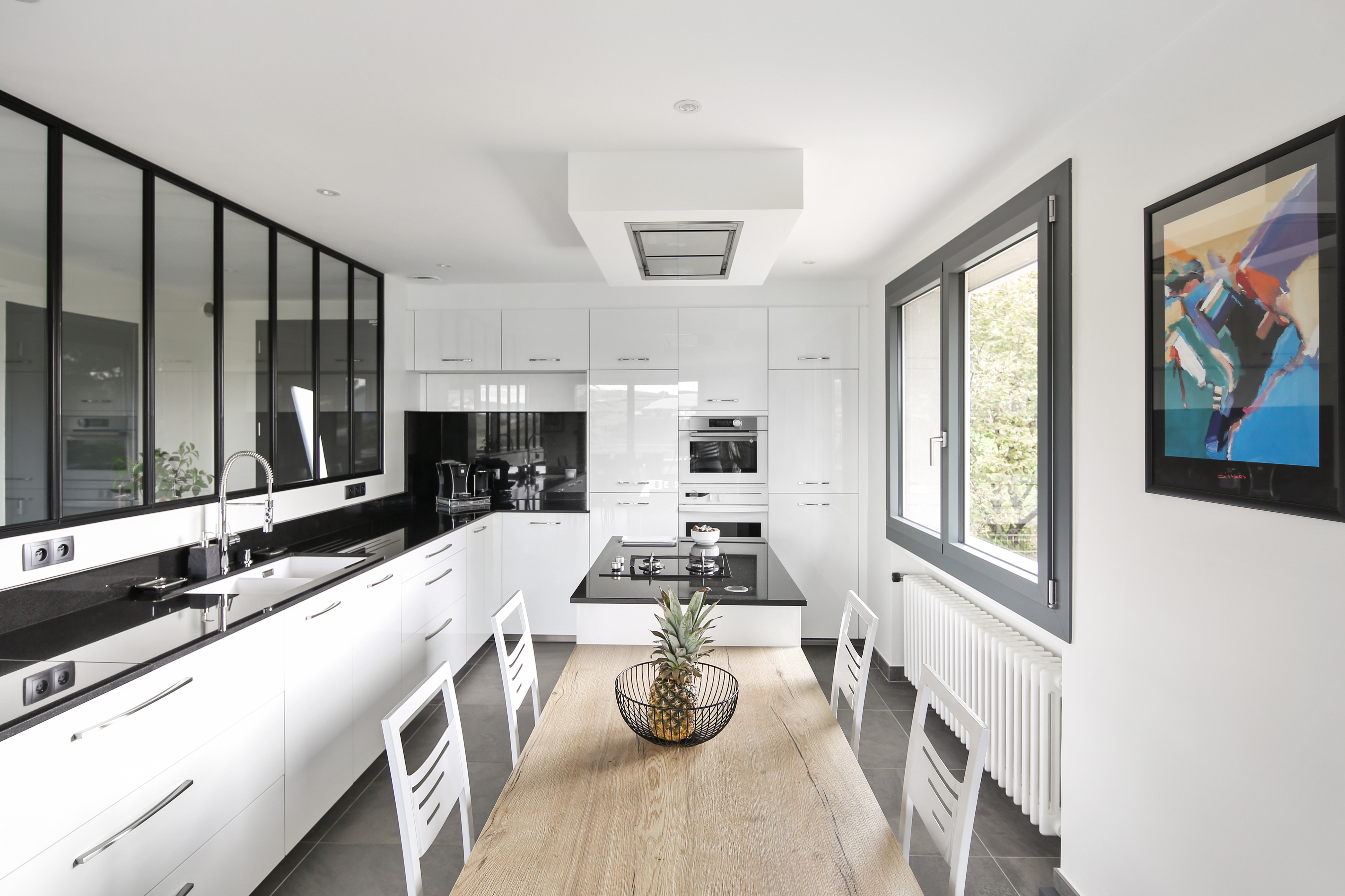 cuisine-moderne-ilot-blanche-noire-perene-saint-martin-en-haut-1_1