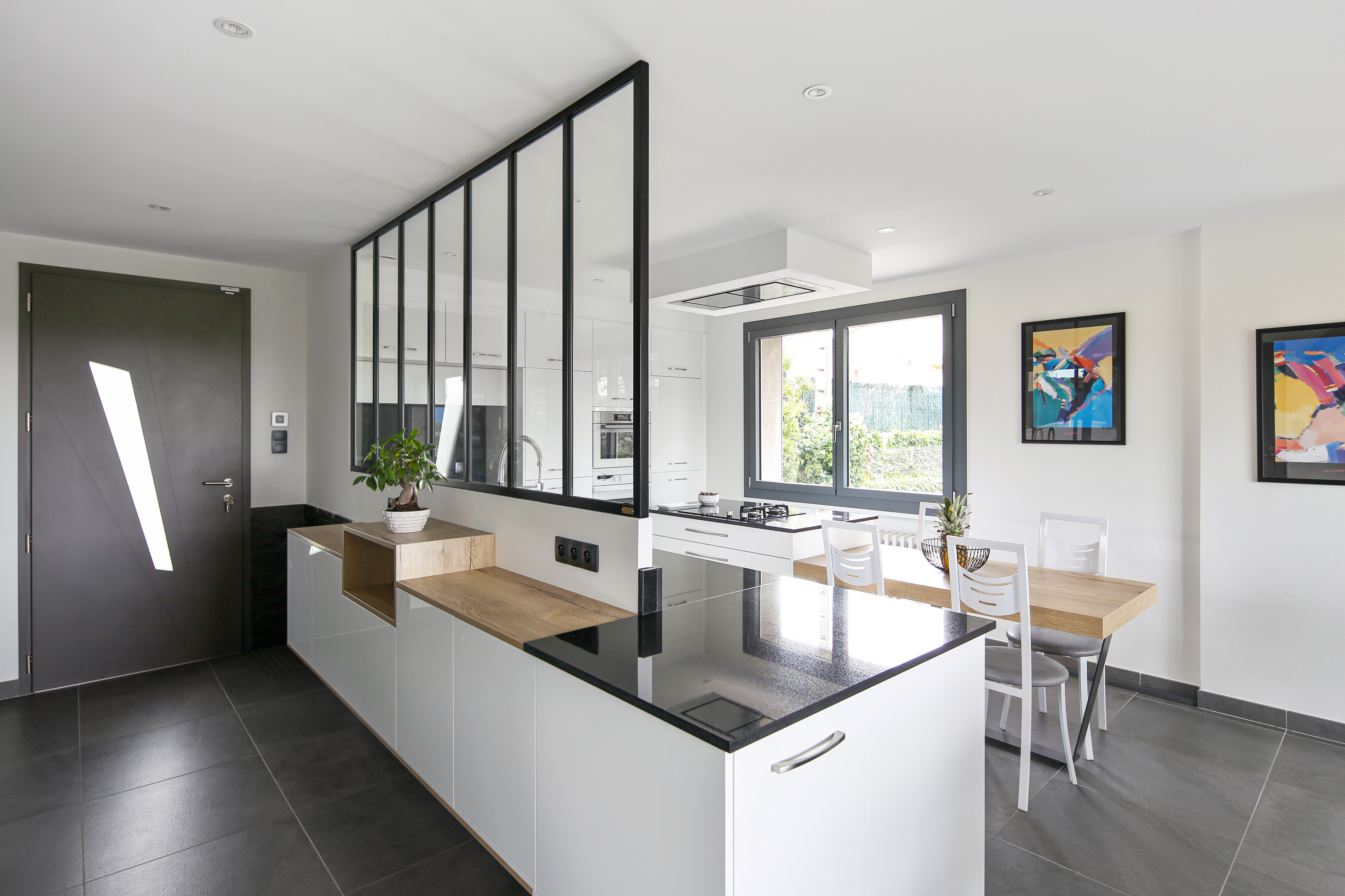 cuisine-moderne-ilot-blanche-noire-perene-saint-martin-en-haut-4_1